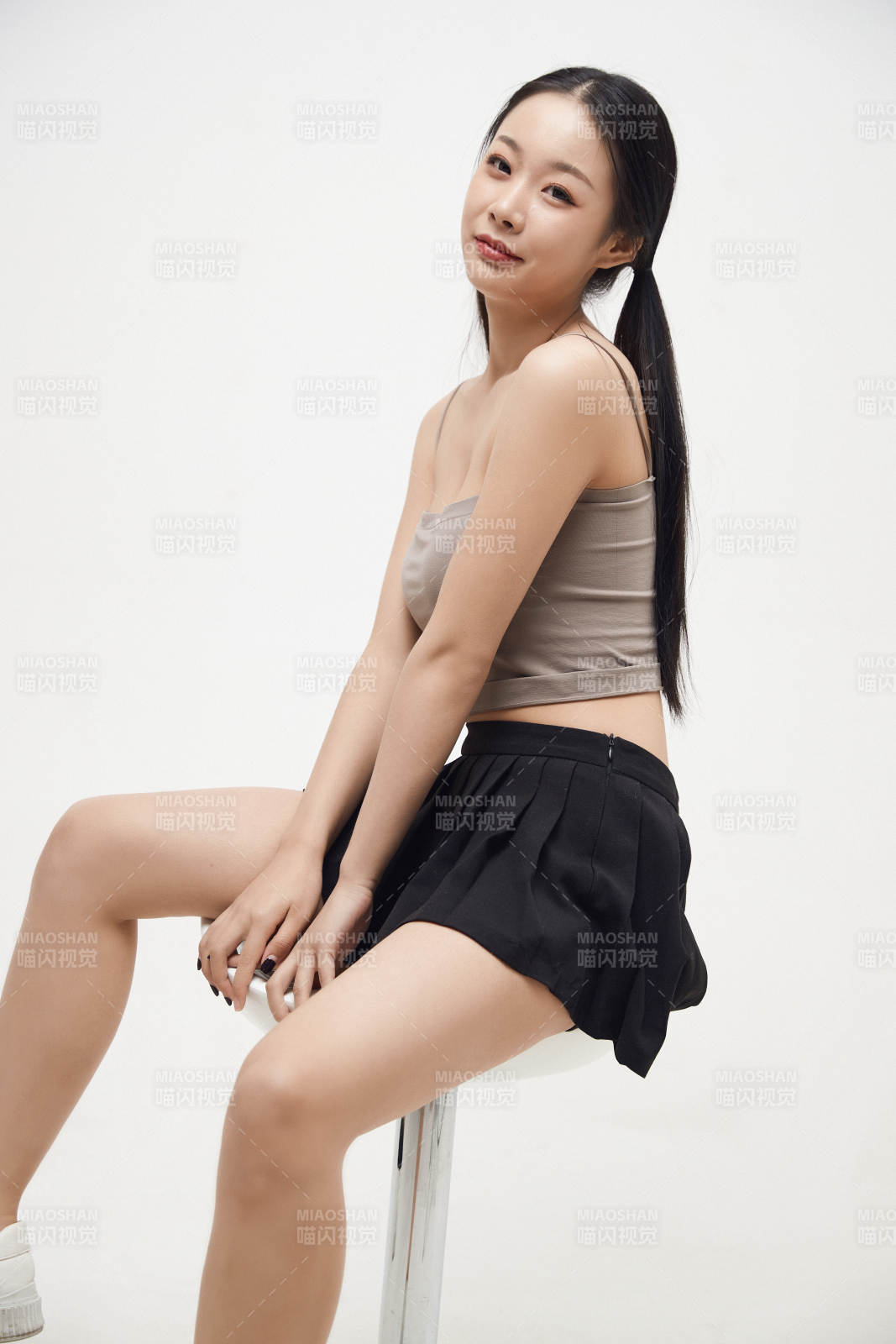 白色背景下的美麗可愛大學生