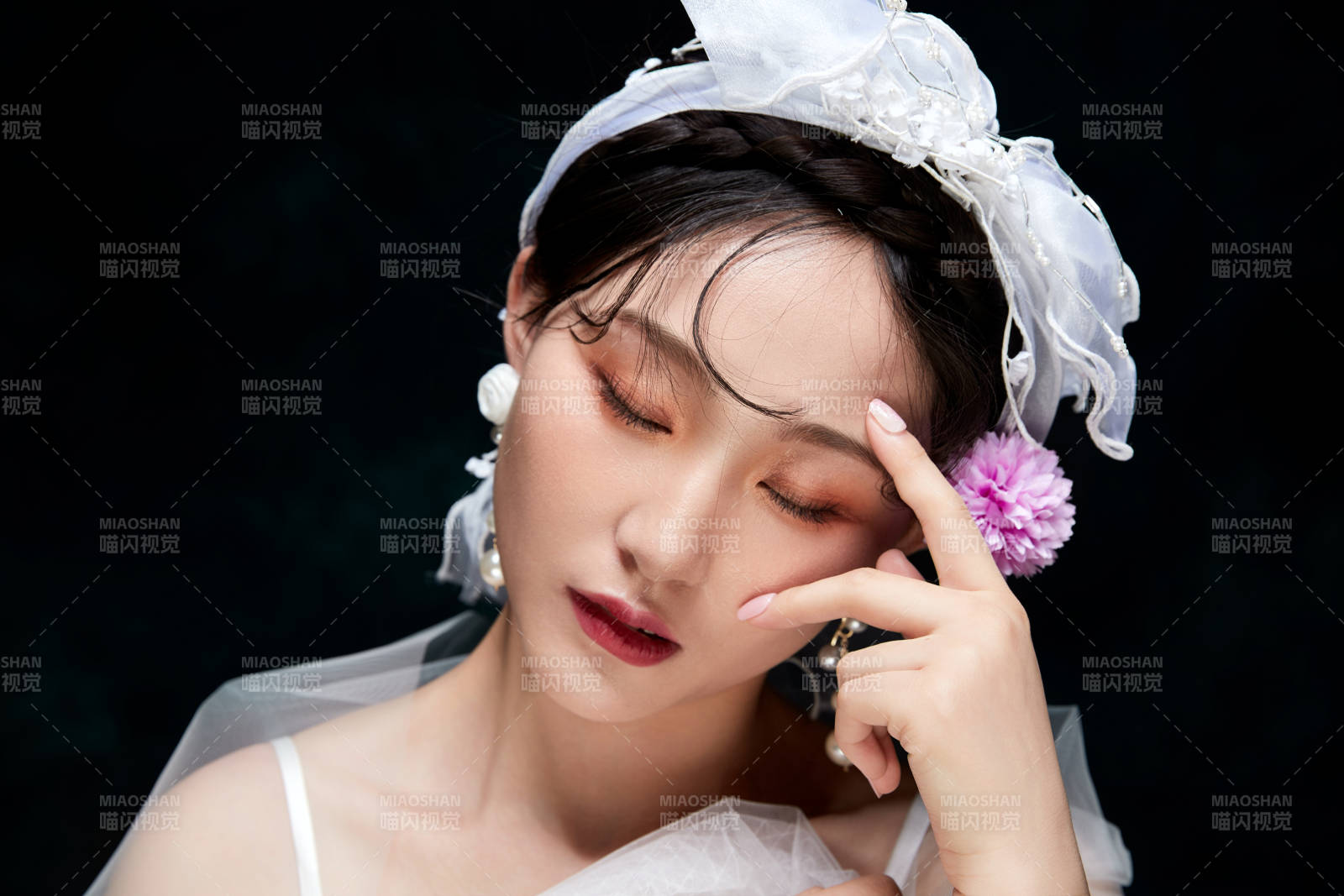 黑色背景下的女性復古婚紗妝面