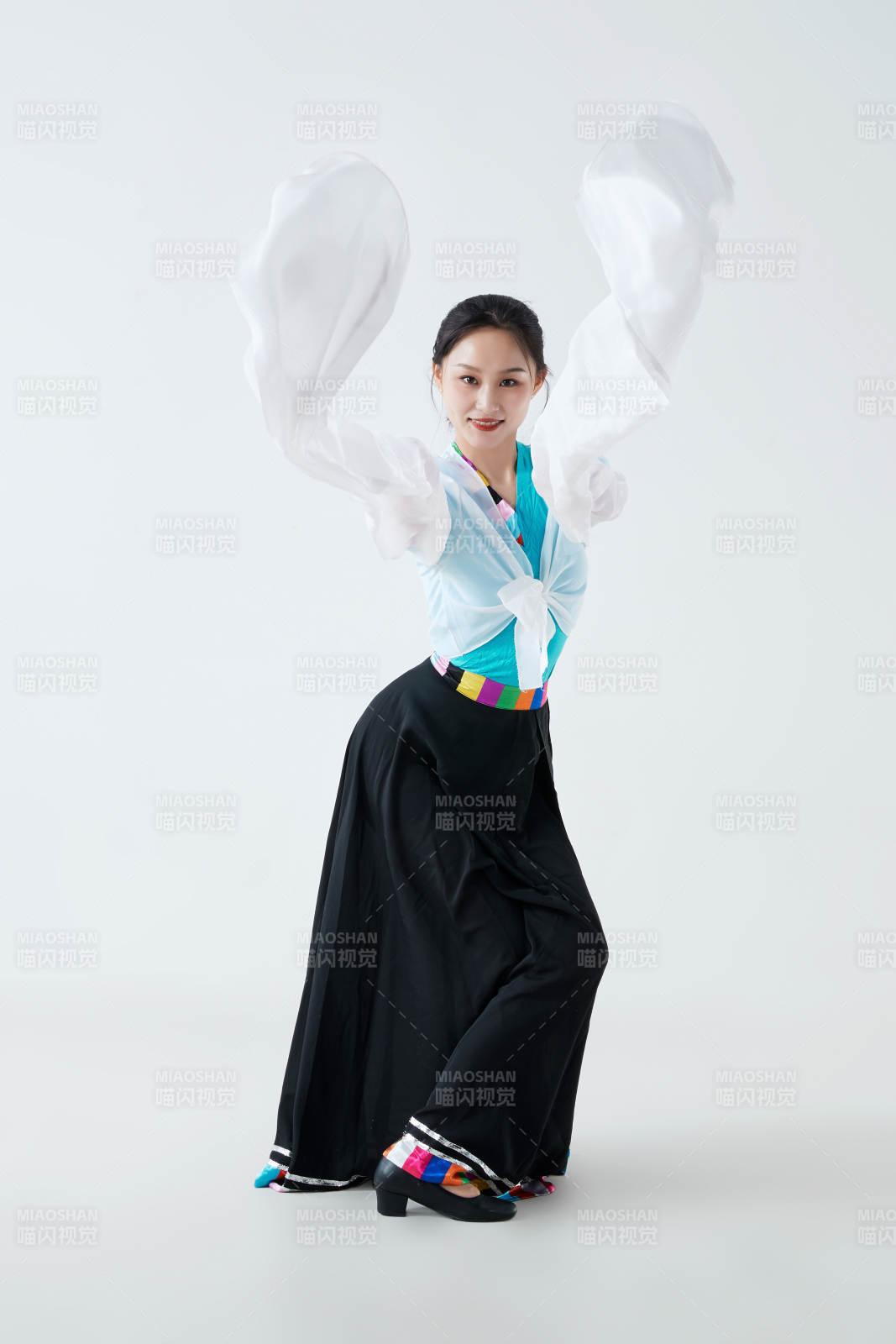 穿著藏族服飾跳著藏族舞蹈的少女