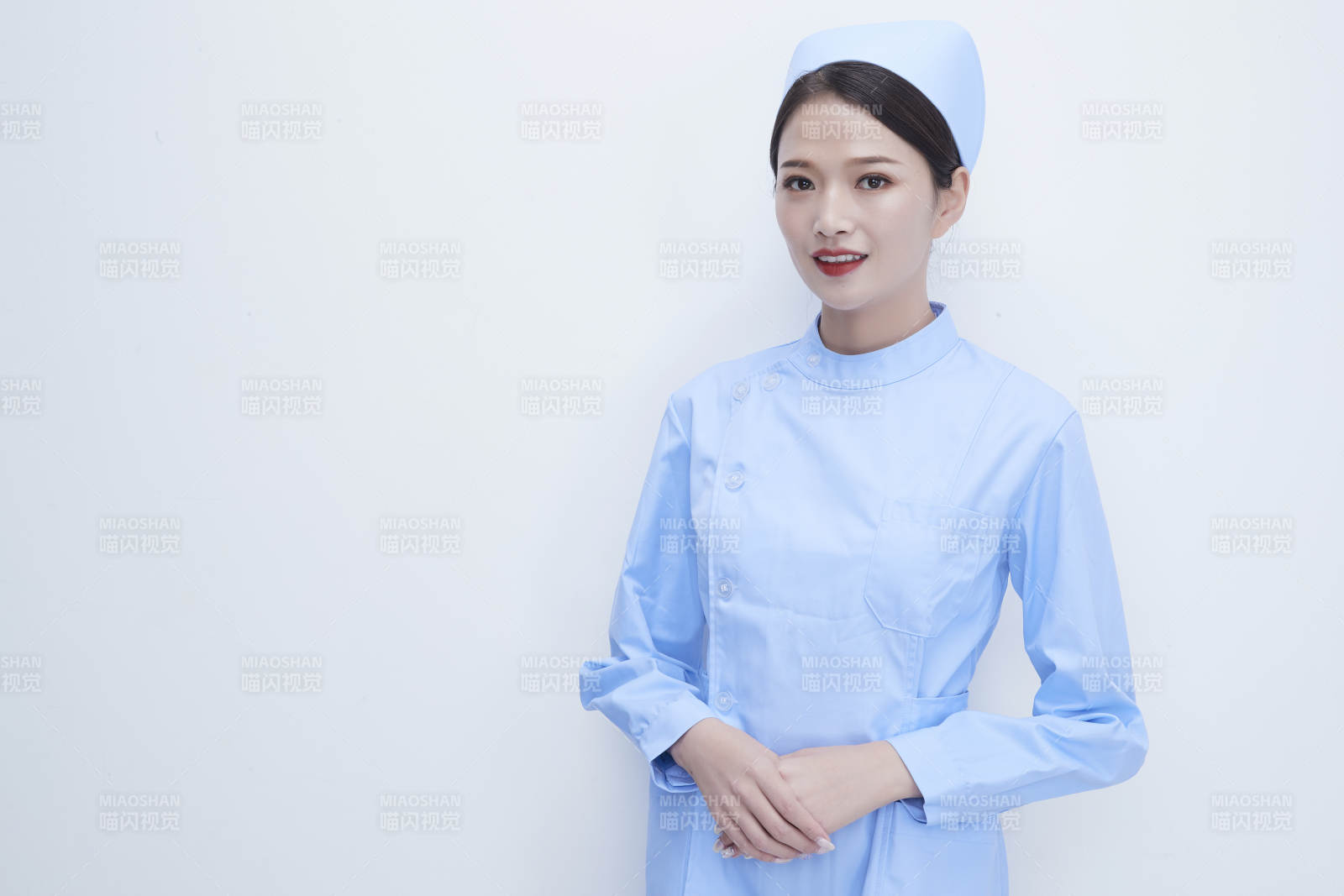 身穿藍(lán)色護(hù)士服展示各種表情的漂亮女護(hù)士