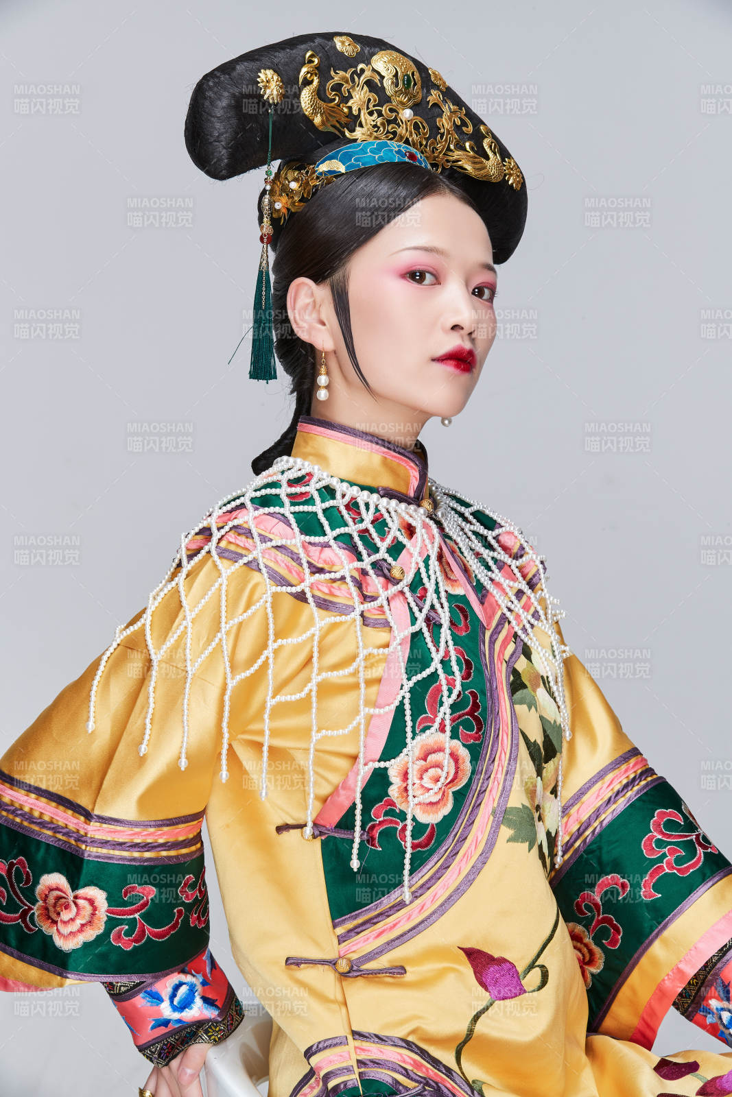 白色背景下的清代女性古裝造型清朝古裝