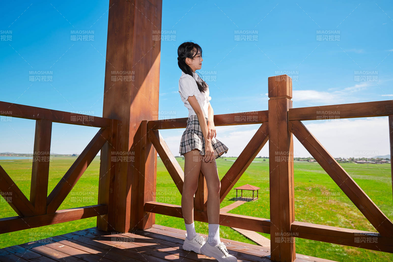 盛夏在草原濕地公園游玩的姑娘