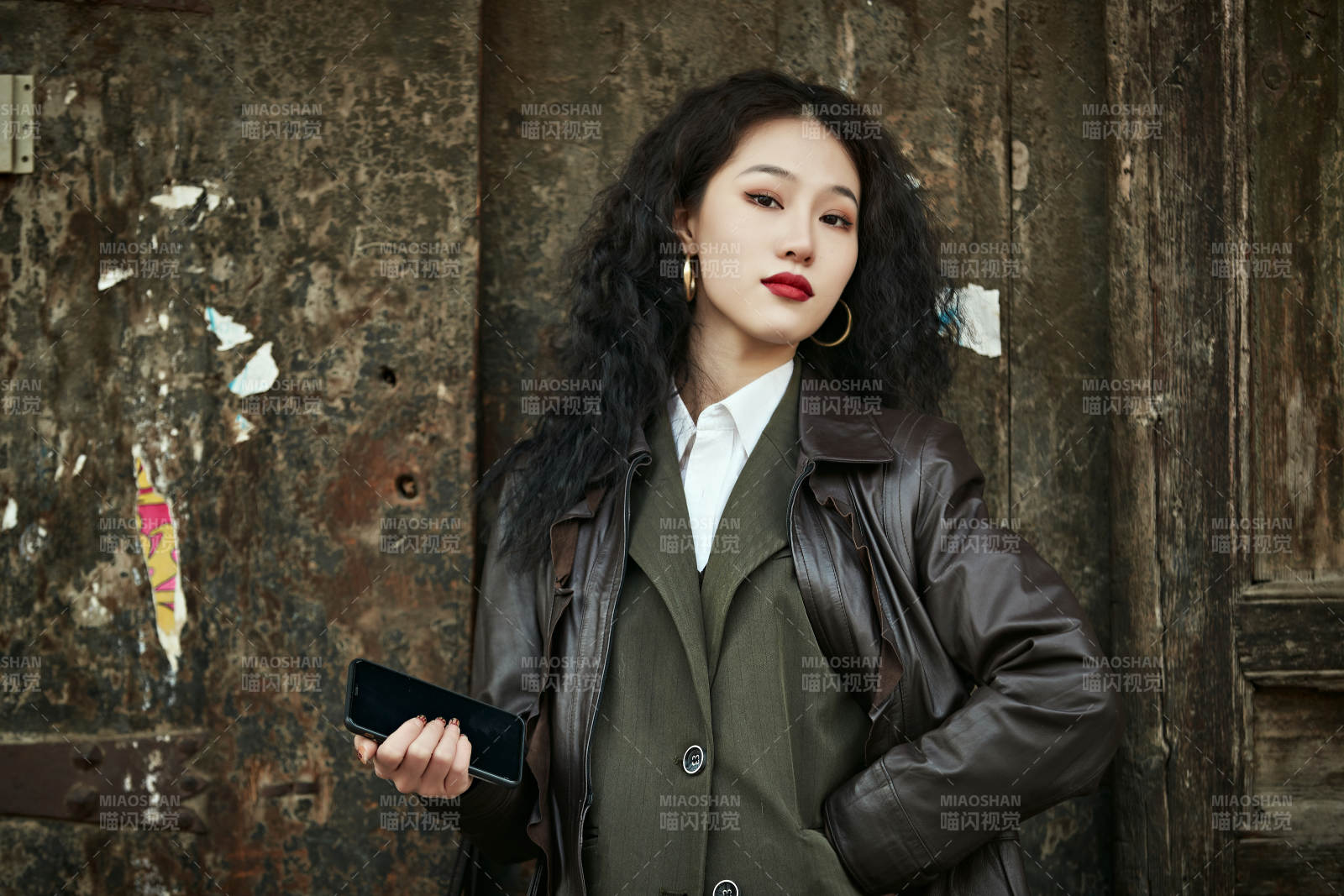 老舊城區里穿著復古港風的美麗清純少女