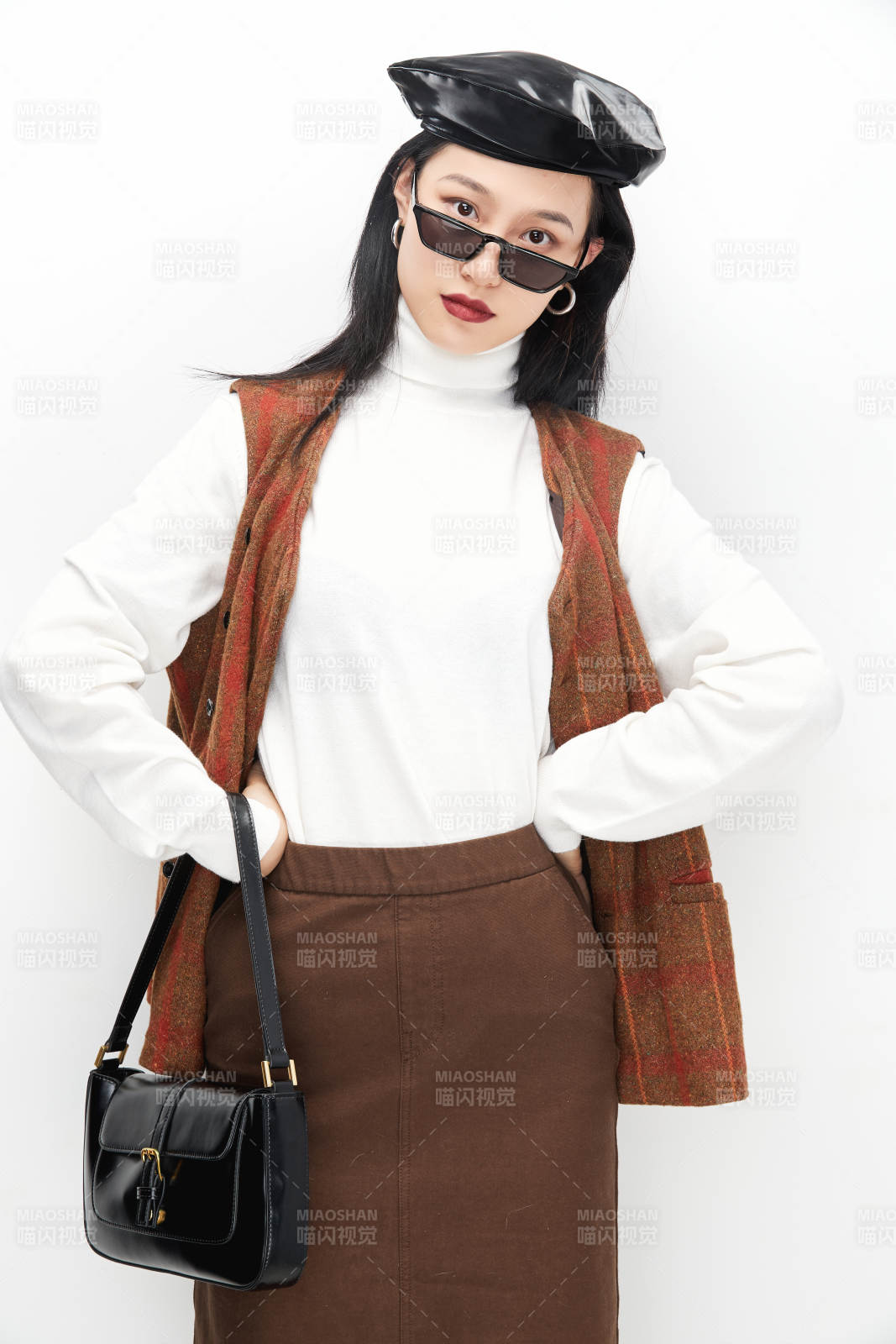 身穿復古服裝的亞洲少女人像