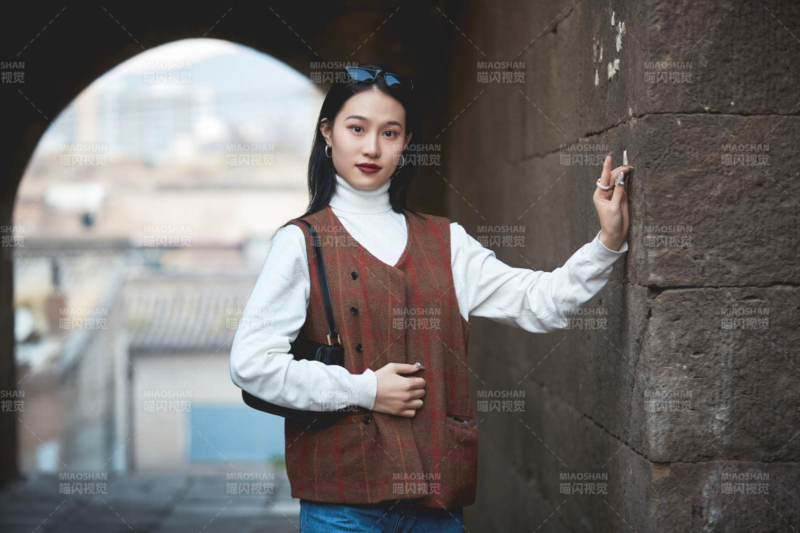 老舊城區里穿著復古港風的美麗清純少女