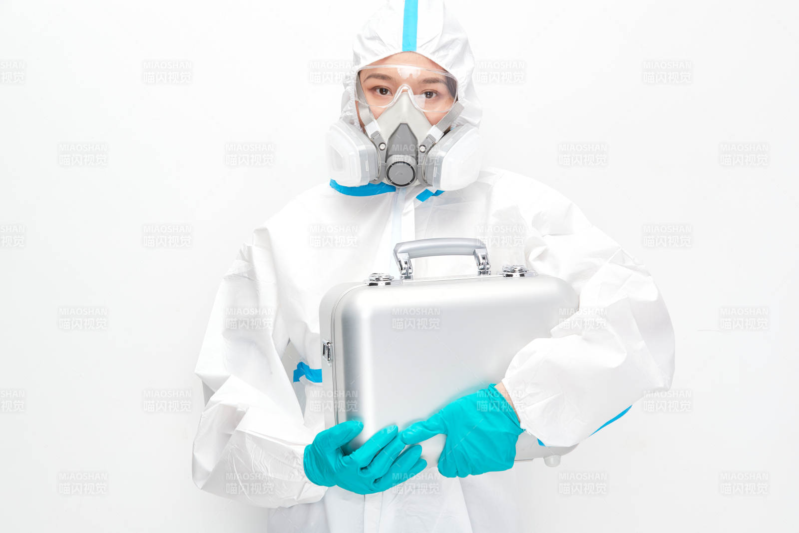 穿白色防護服佩戴護目鏡口罩的女性醫療人員