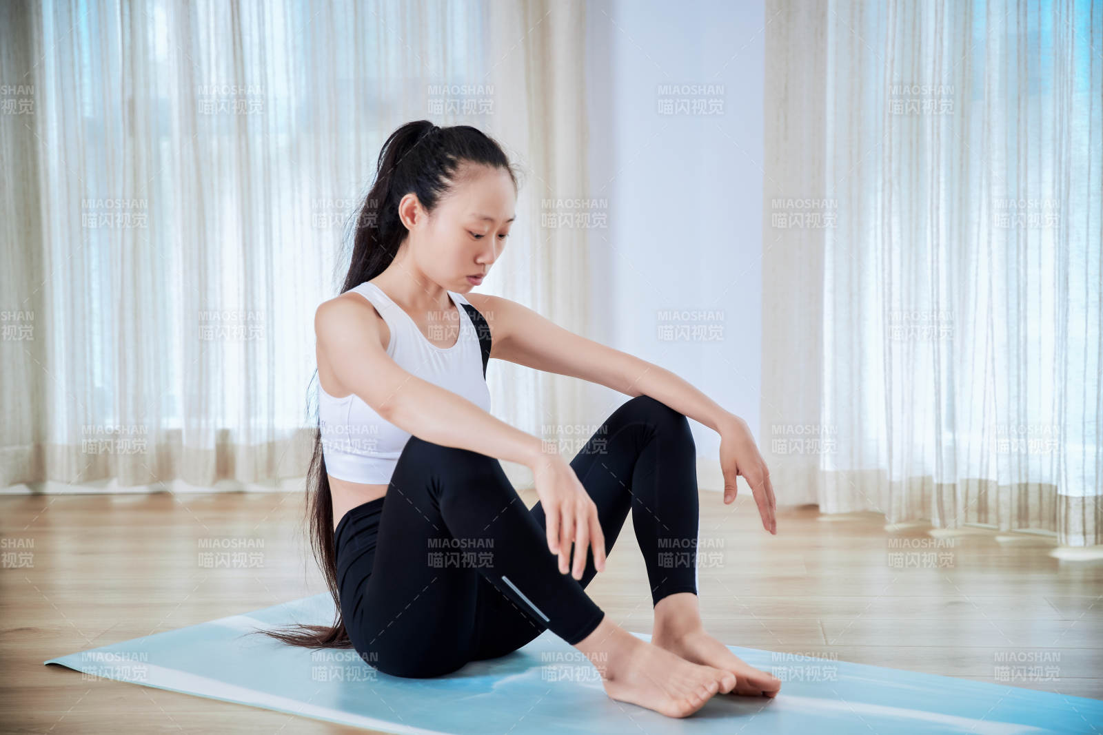 做瑜伽動作的亞洲年輕女性