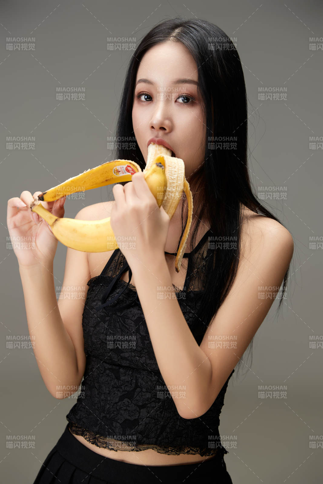 吃水果的亞洲東方長發少女