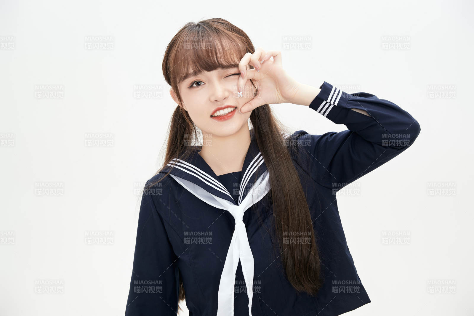身穿日系高中制服的美麗少女