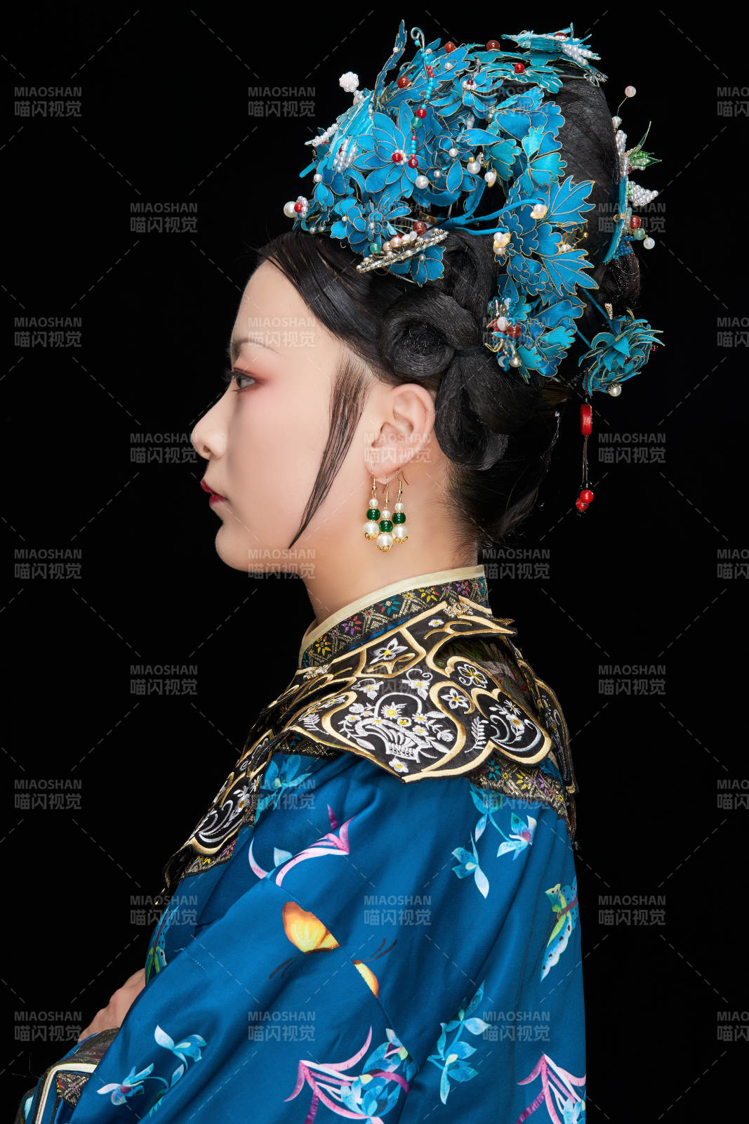 黑色背景下的清代女性古裝造型清朝古裝