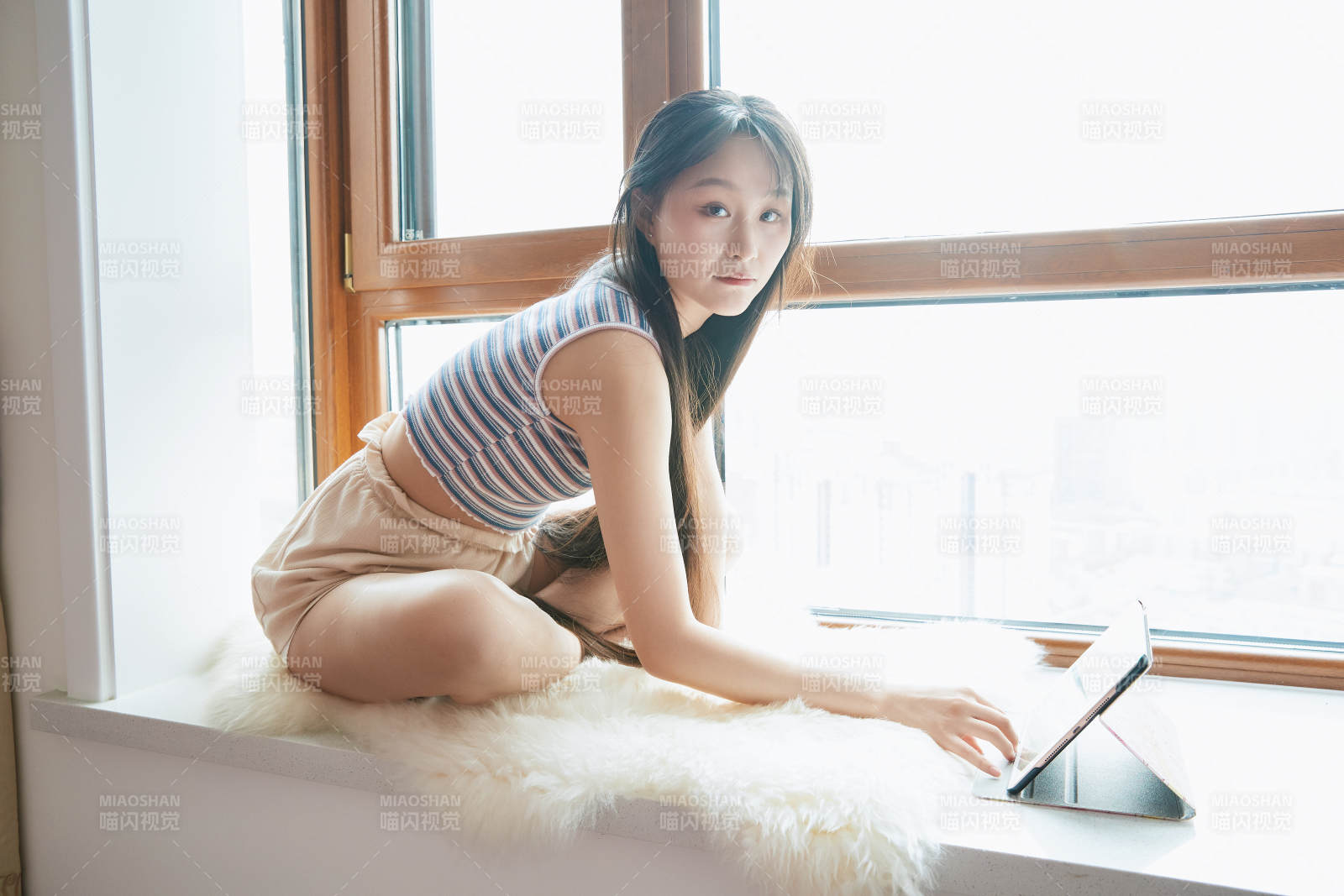 躺在舒適的飄窗上聽音樂追劇的亞洲少女