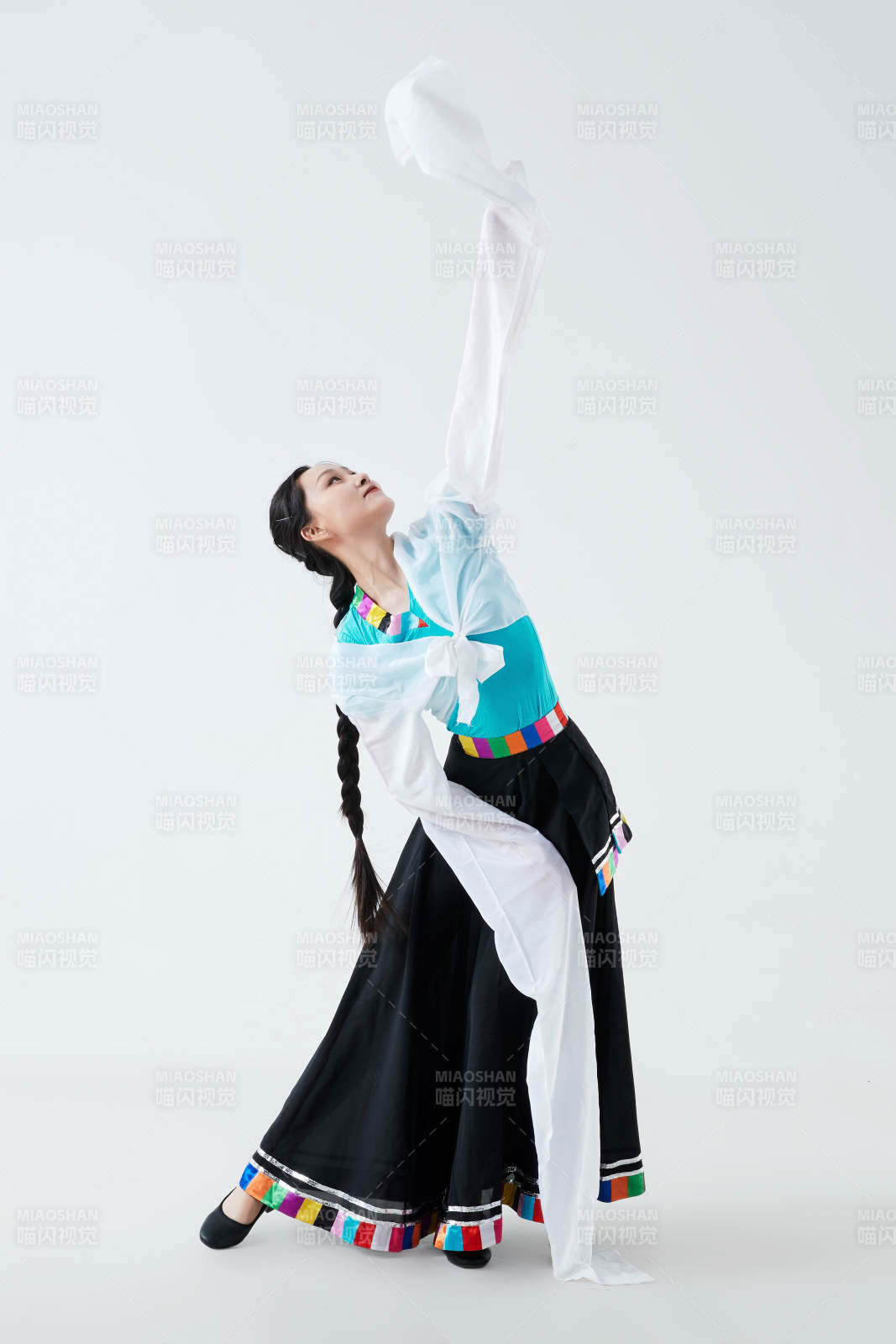 穿著藏族服飾跳著藏族舞蹈的少女