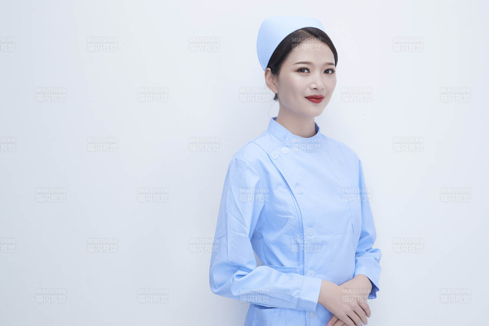 身穿藍(lán)色護(hù)士服展示各種表情的漂亮女護(hù)士