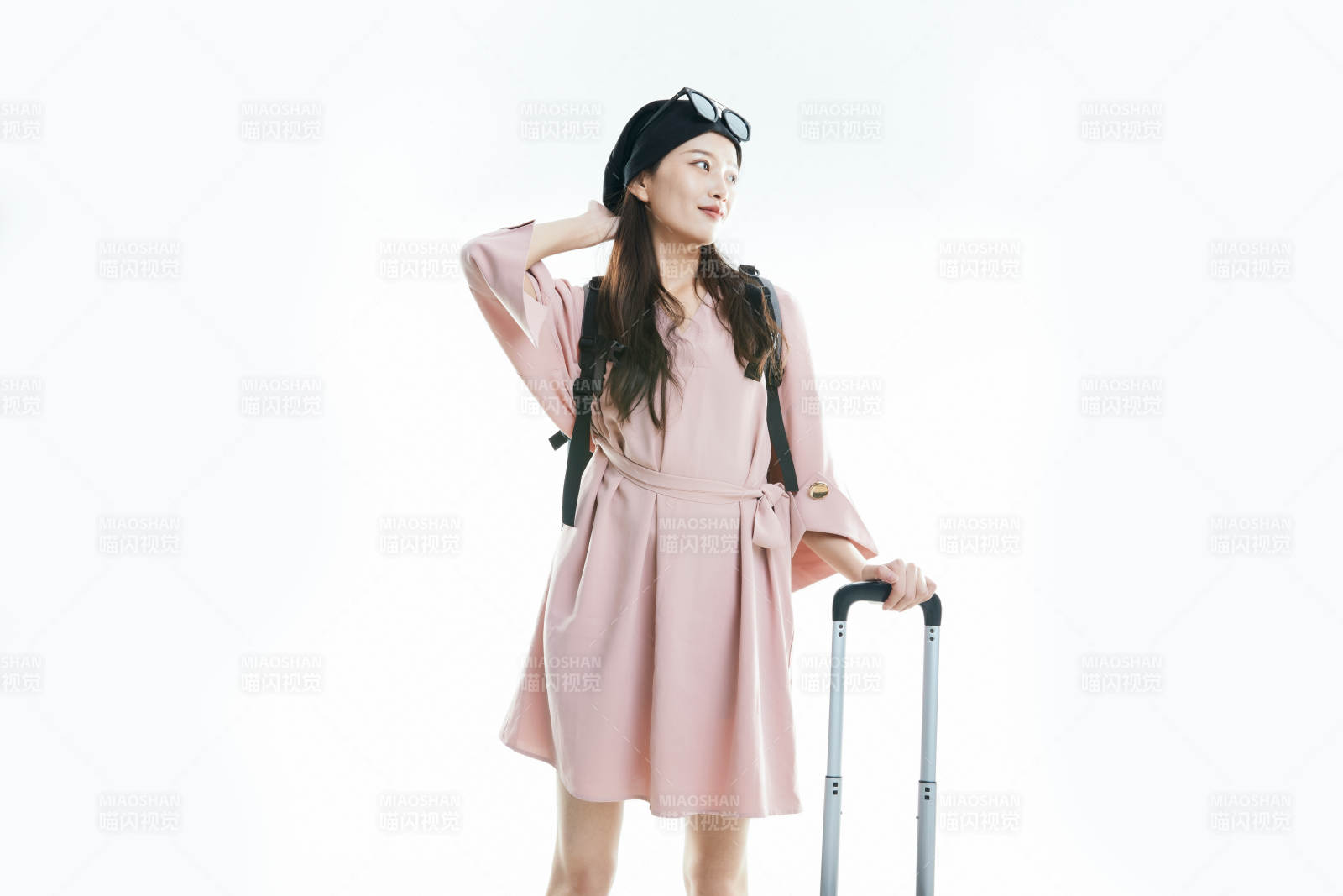 白色背景下準(zhǔn)備出發(fā)旅行的美麗東方女大學(xué)生