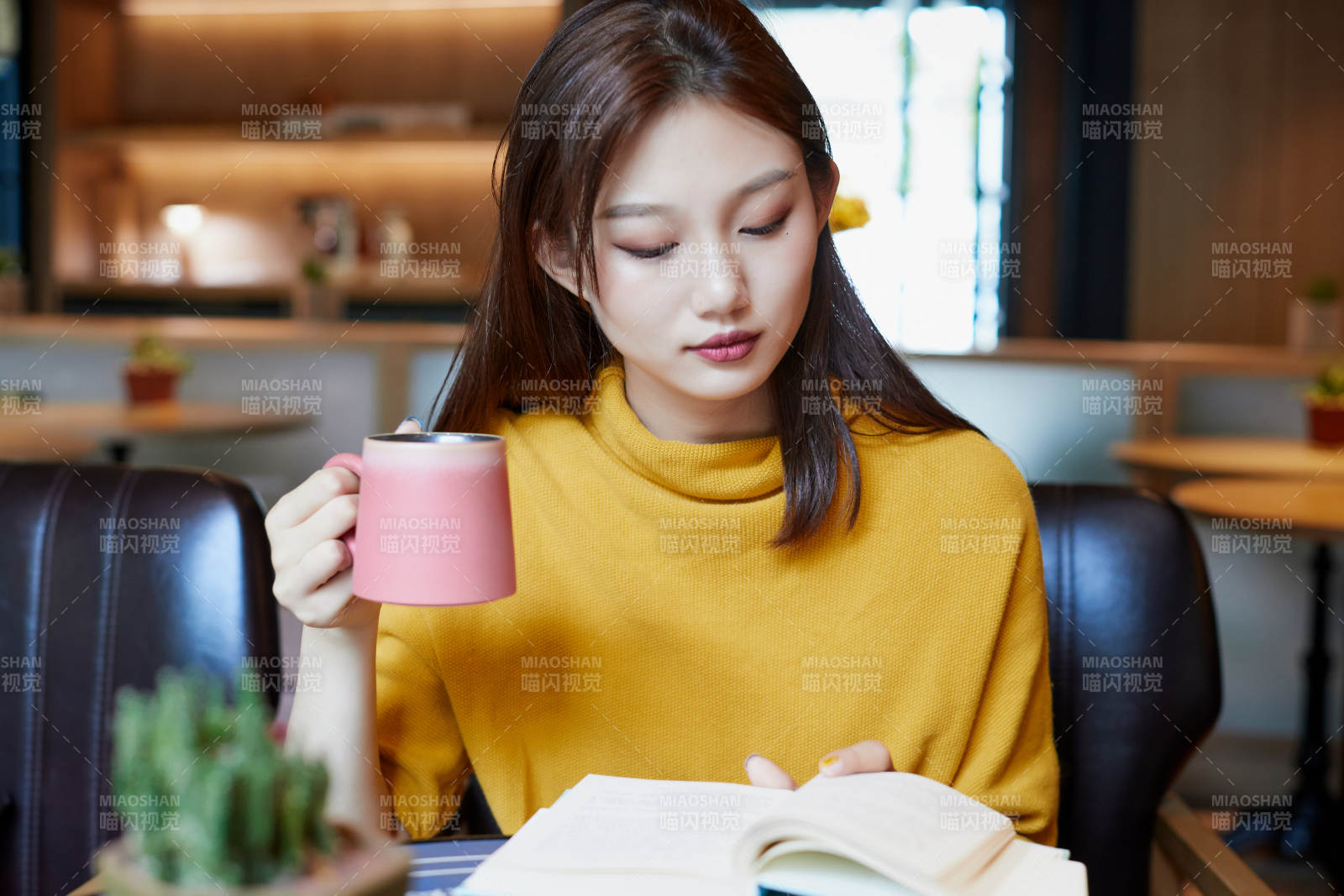 在圖書咖啡館閱讀書籍的少女