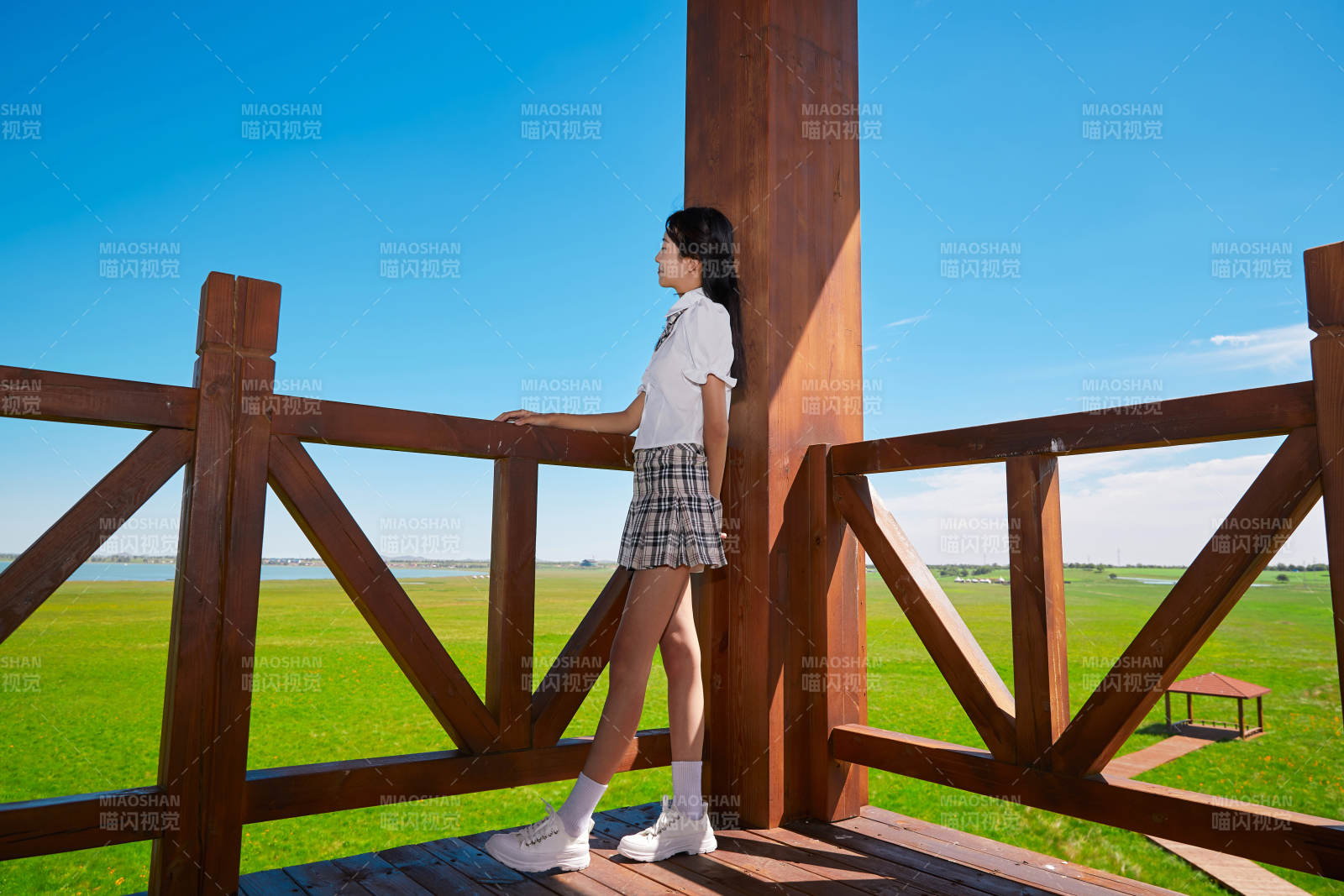 盛夏在草原濕地公園游玩的姑娘