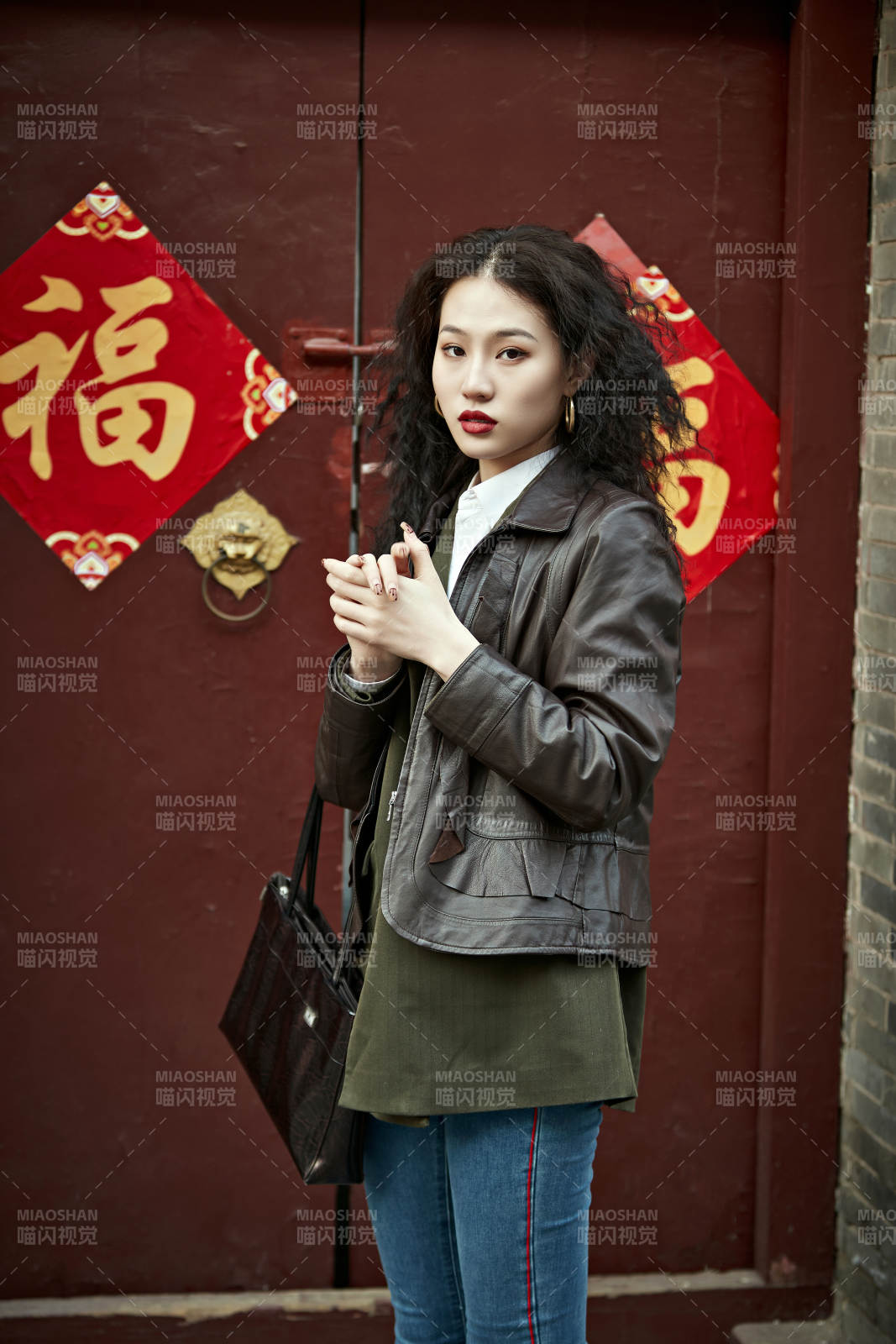 老舊城區里穿著復古港風的美麗清純少女