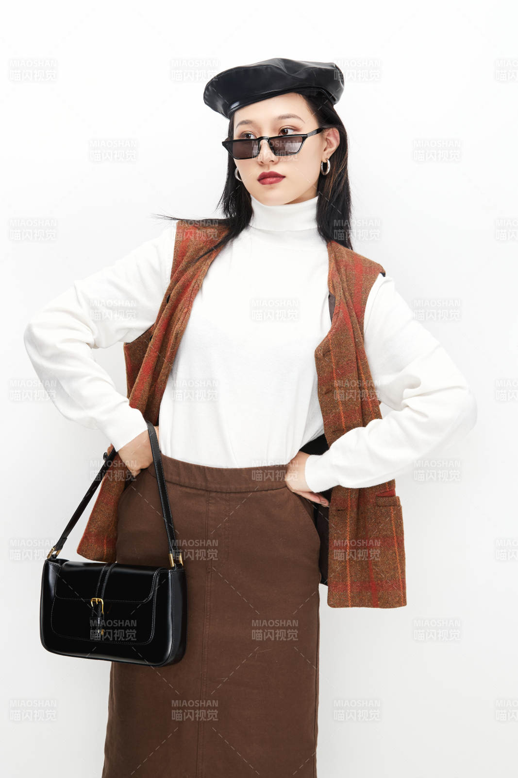 身穿復(fù)古服裝的亞洲少女人像