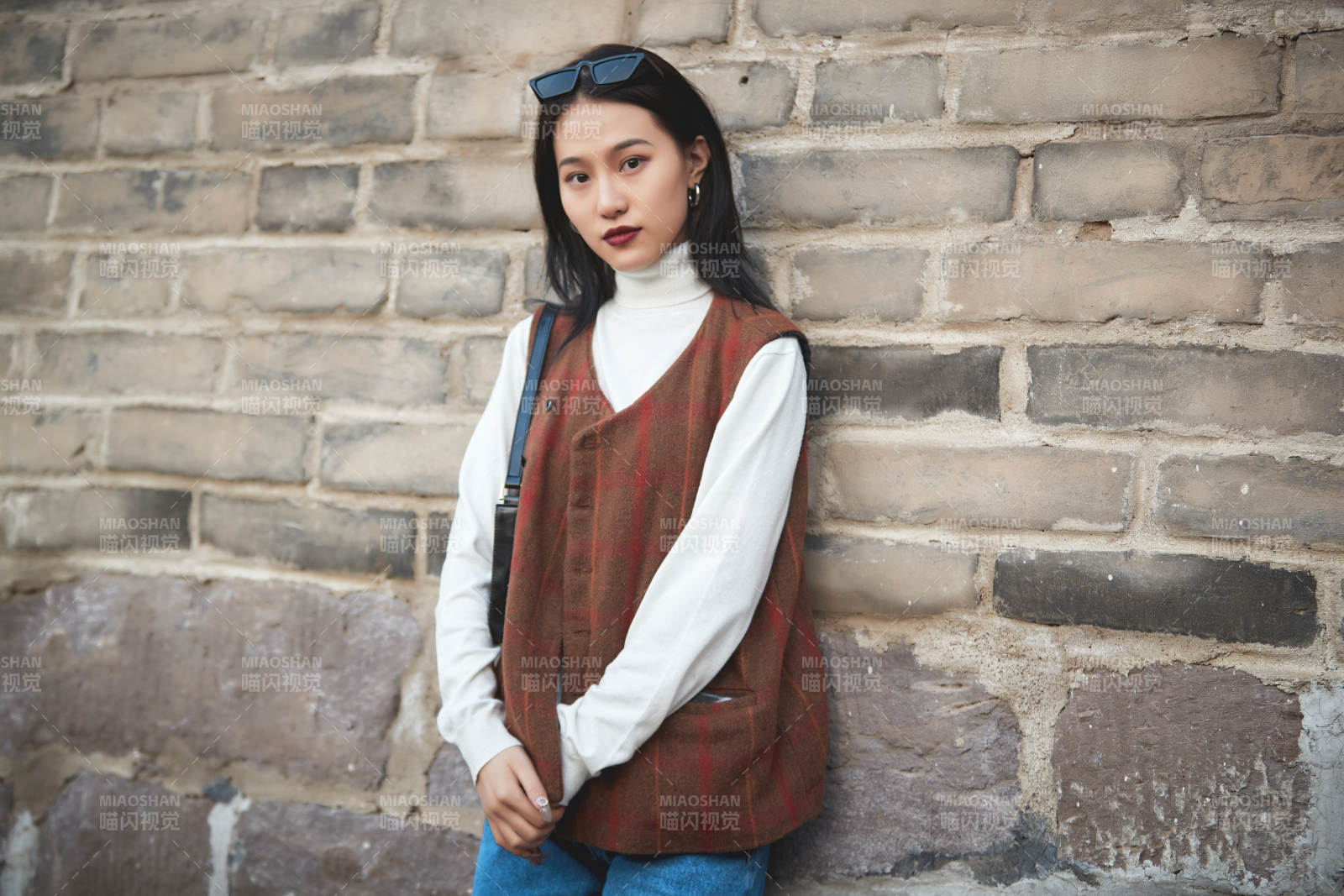 老旧城区里穿着复古港风的美丽清纯少女