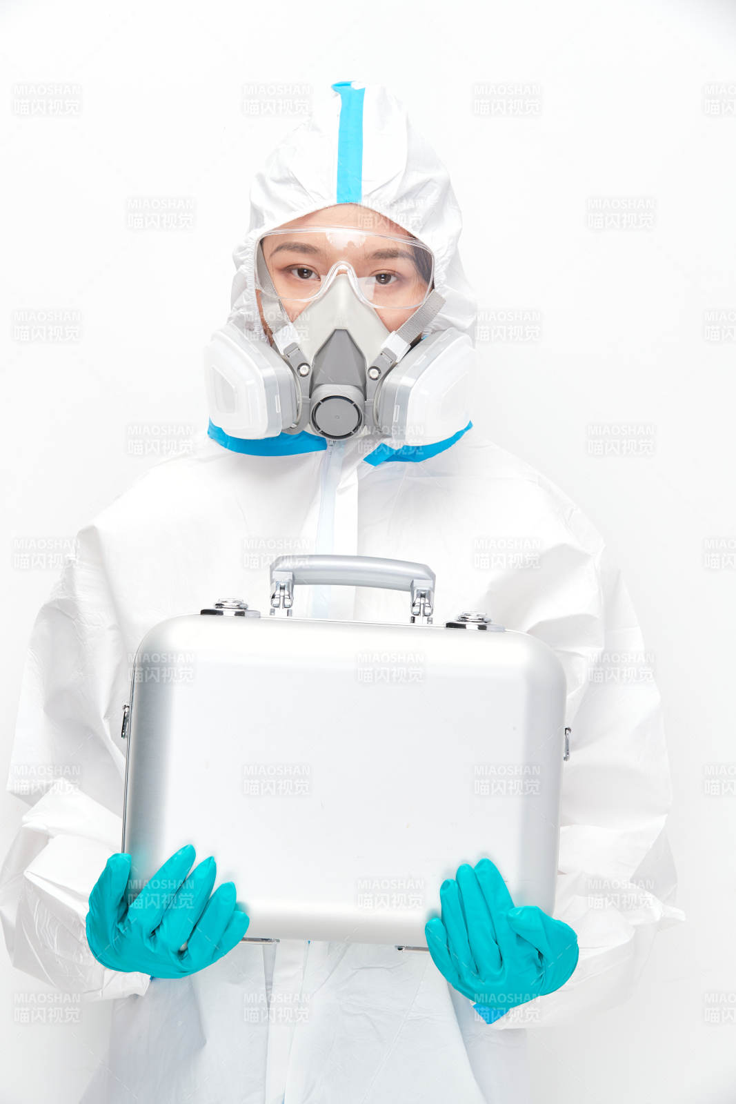 穿白色防護服佩戴護目鏡口罩的女性醫療人員