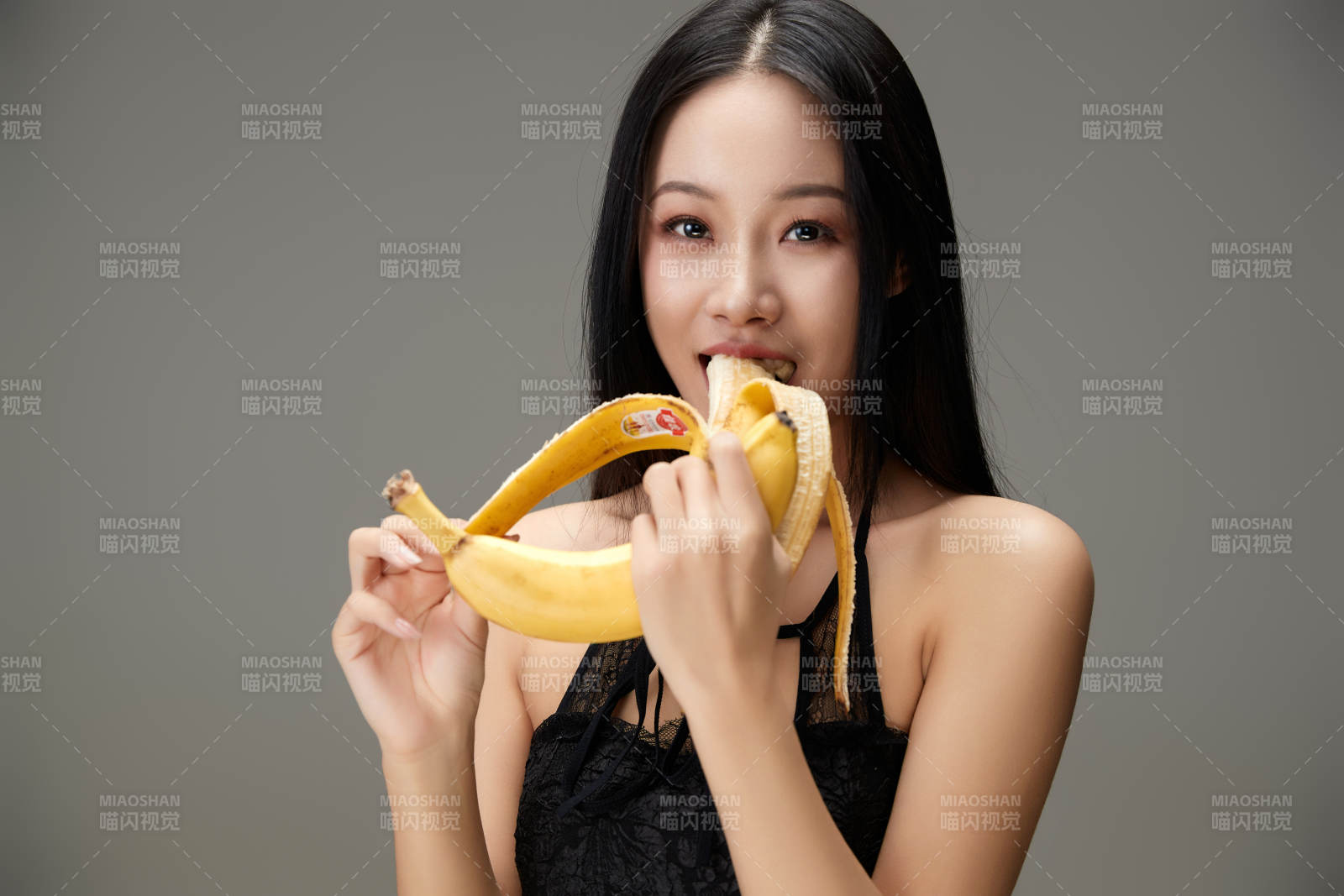 吃水果的亞洲東方長發少女