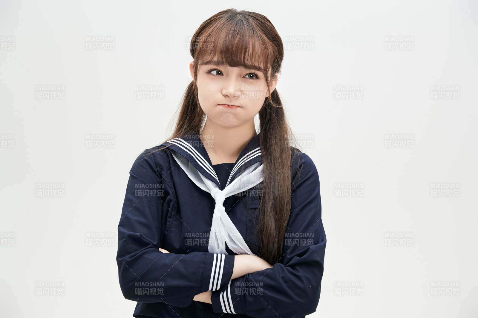 身穿日系高中制服的美麗少女