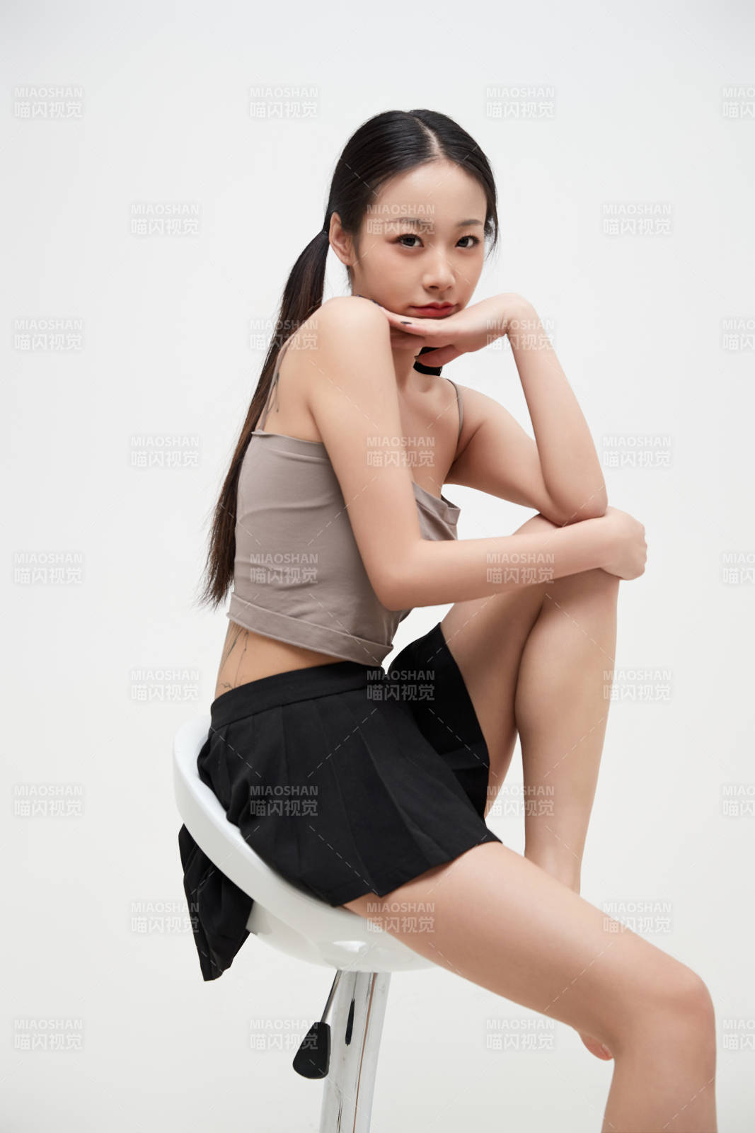 白色背景下的美麗可愛大學生