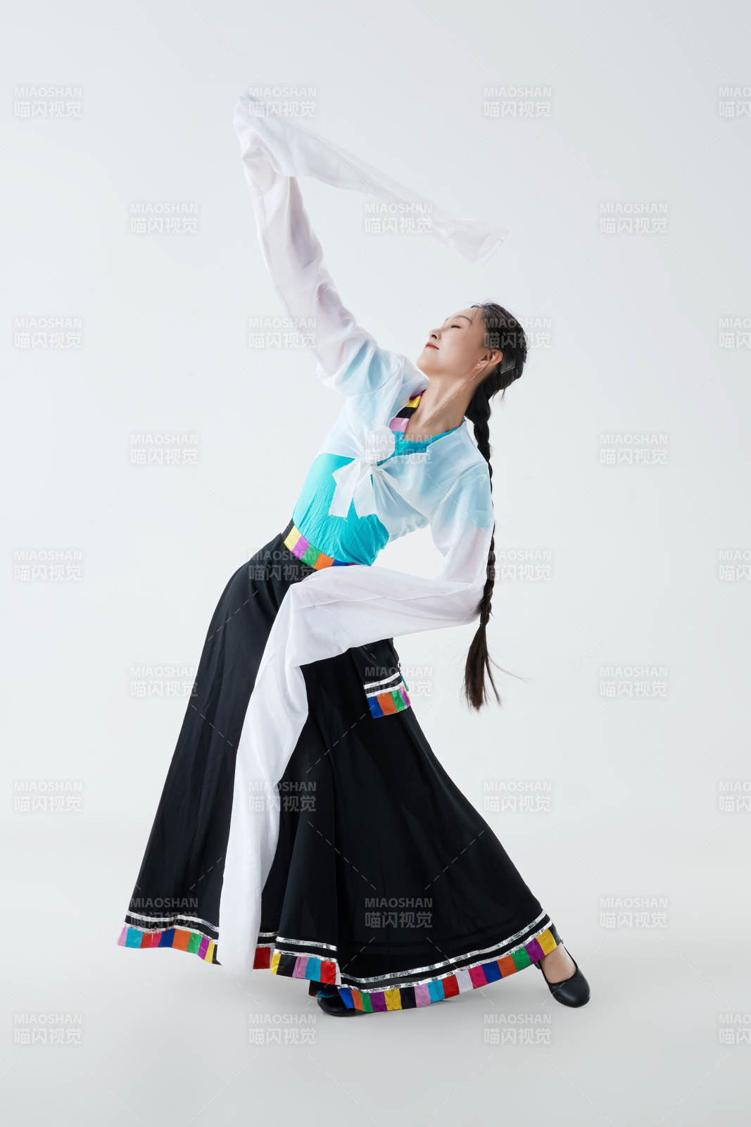 穿著藏族服飾跳著藏族舞蹈的少女