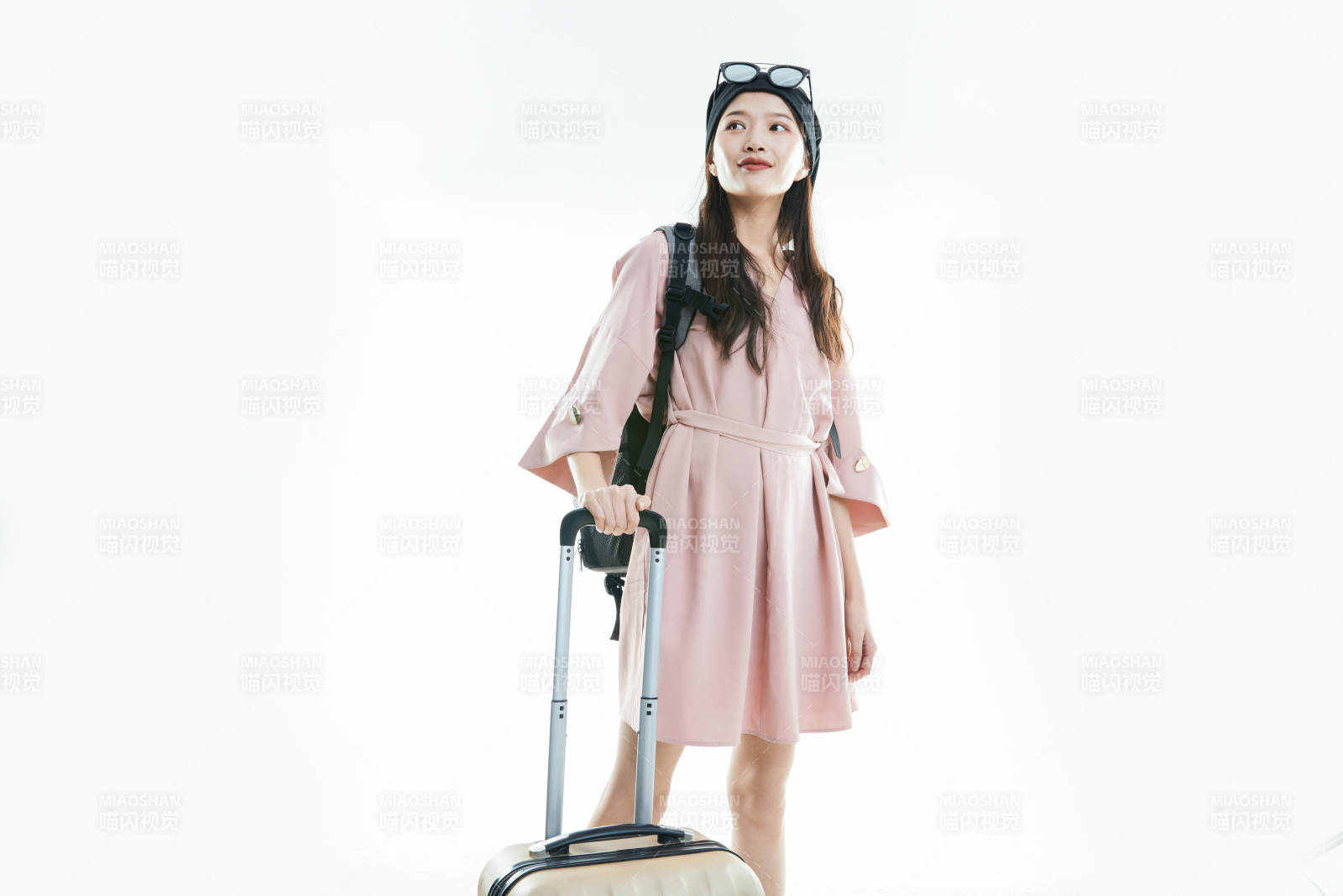 白色背景下準備出發旅行的美麗東方女大學生