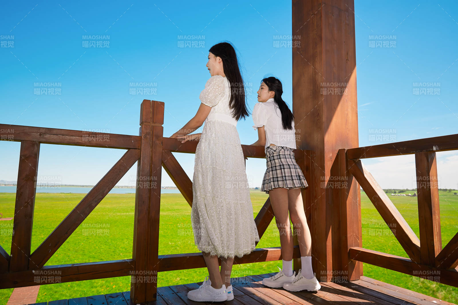 盛夏在草原濕地公園游玩的姑娘