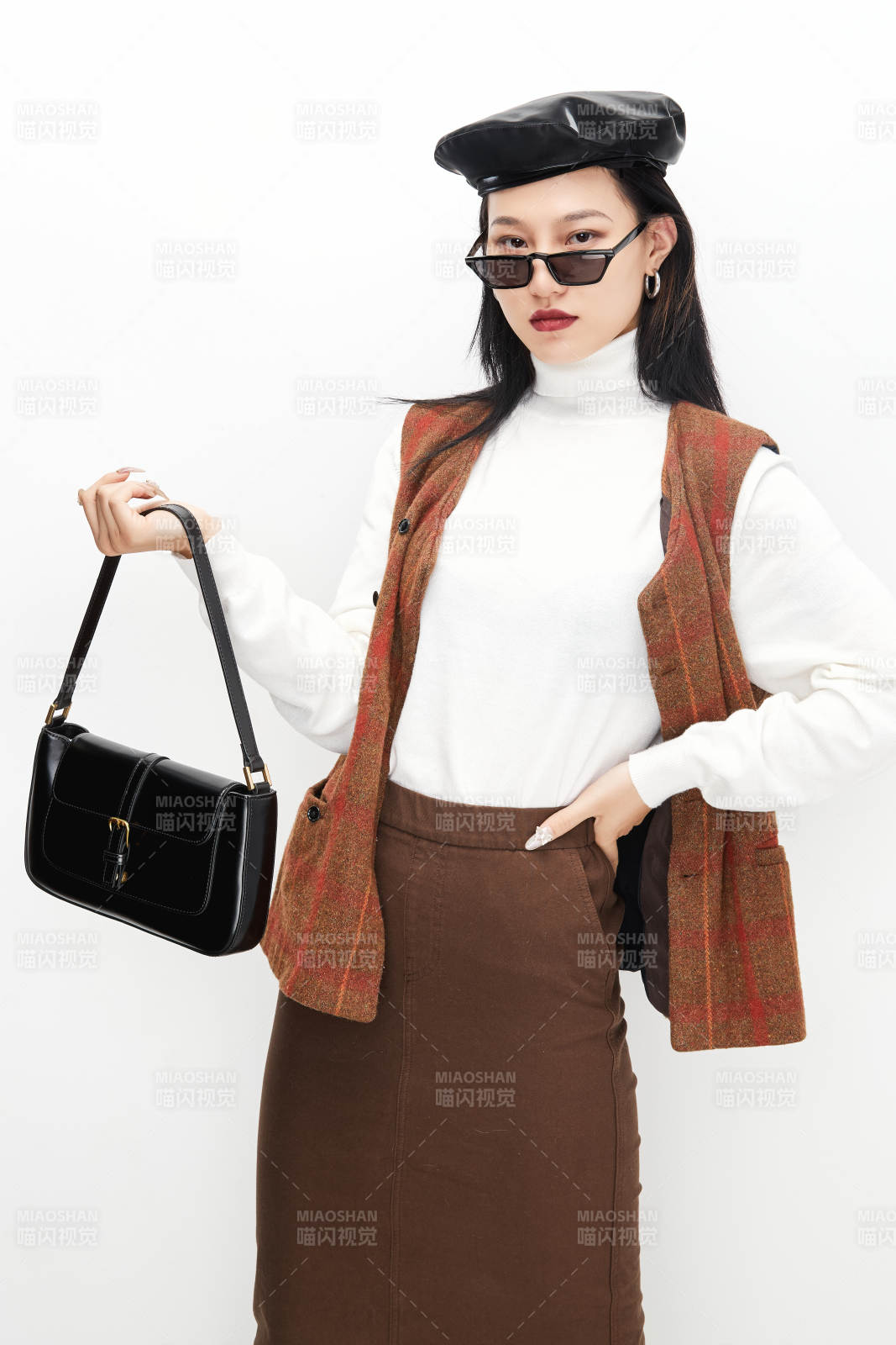 身穿復古服裝的亞洲少女人像