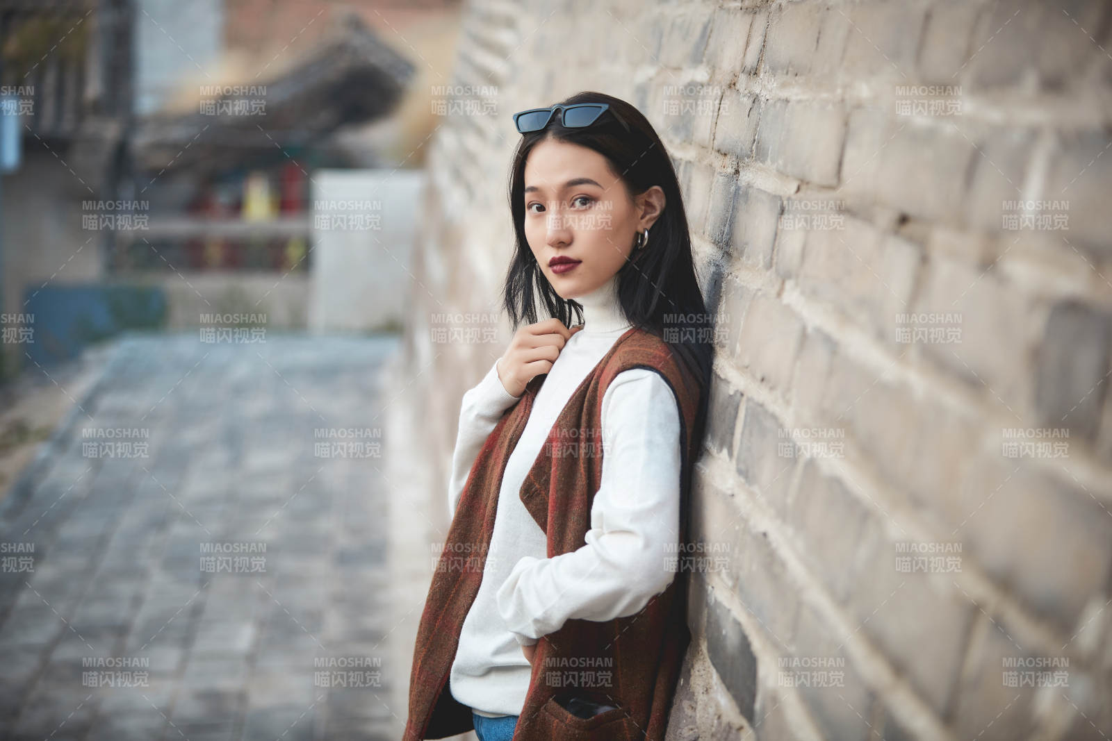 老舊城區(qū)里穿著復古港風的美麗清純少女