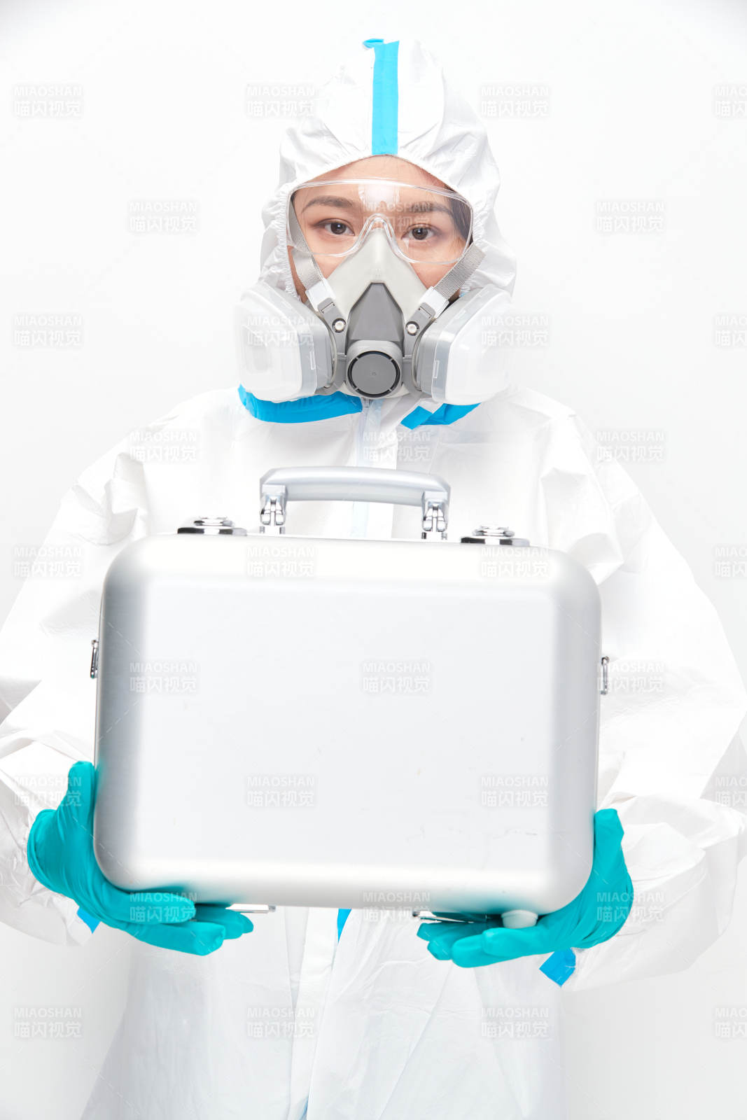 穿白色防護服佩戴護目鏡口罩的女性醫療人員