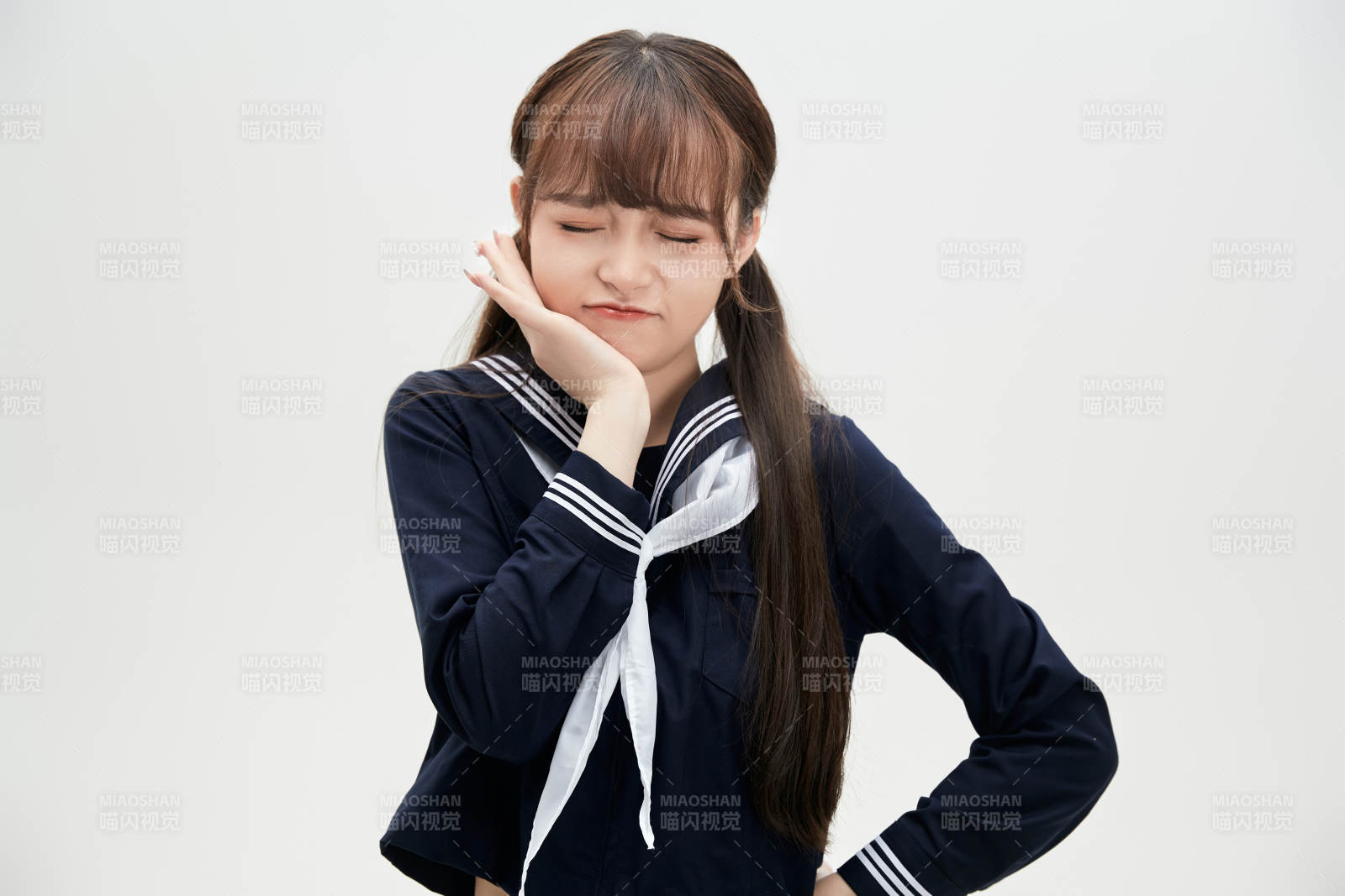 身穿日系高中制服的美麗少女