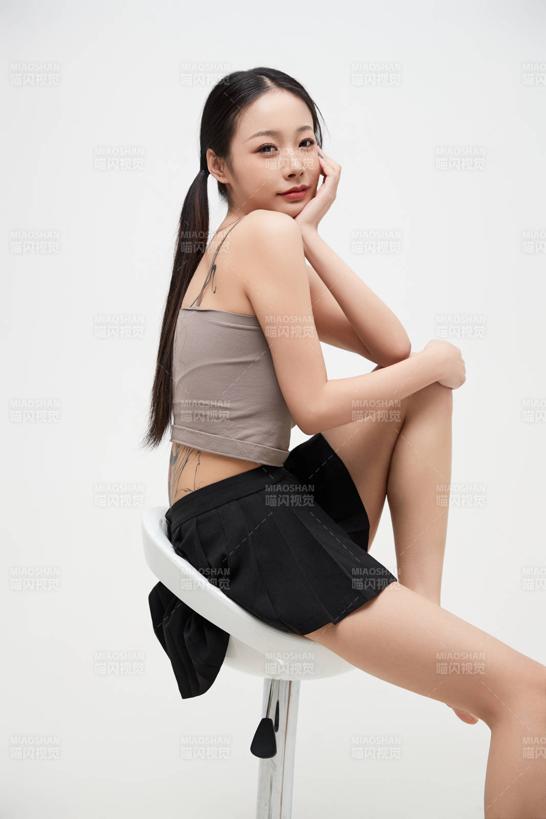 白色背景下的美麗可愛大學生