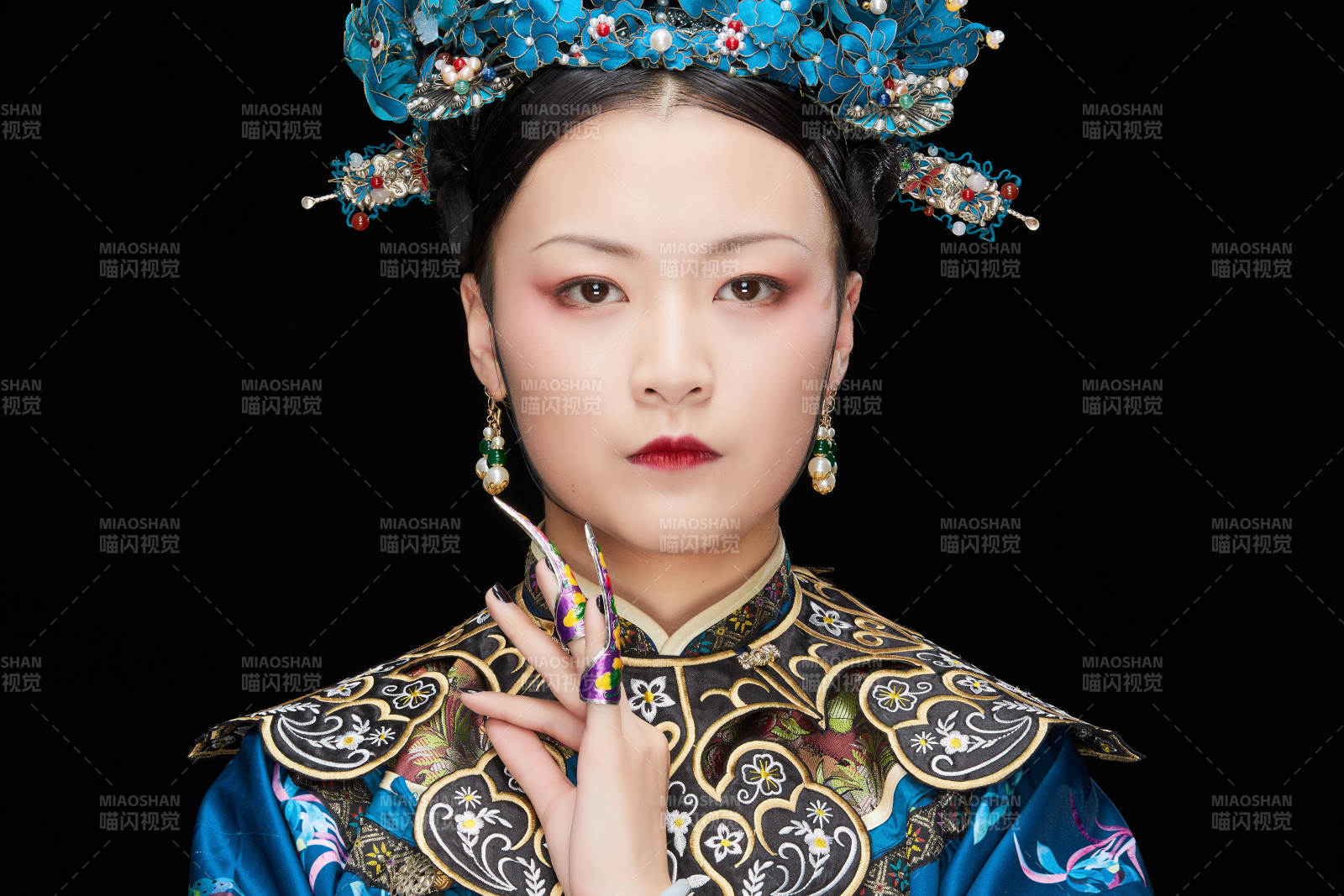 黑色背景下的清代女性古裝造型清朝古裝