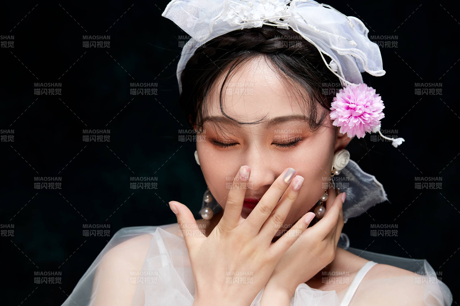 黑色背景下的女性復古婚紗妝面