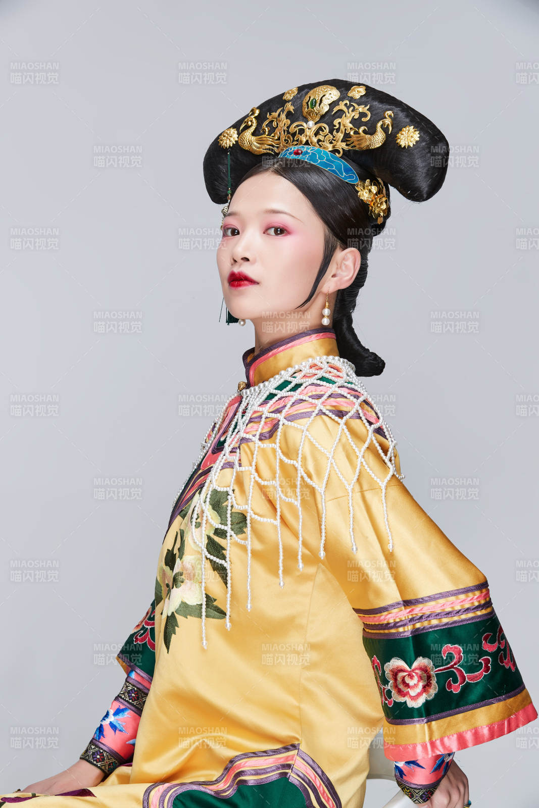 白色背景下的清代女性古裝造型清朝古裝