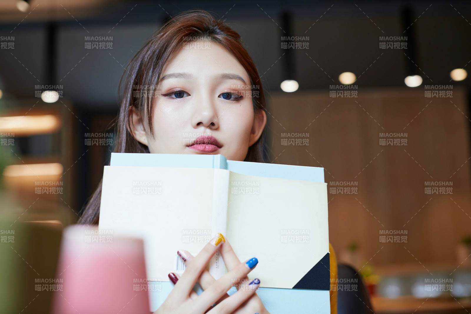 在图书咖啡馆阅读书籍的少女