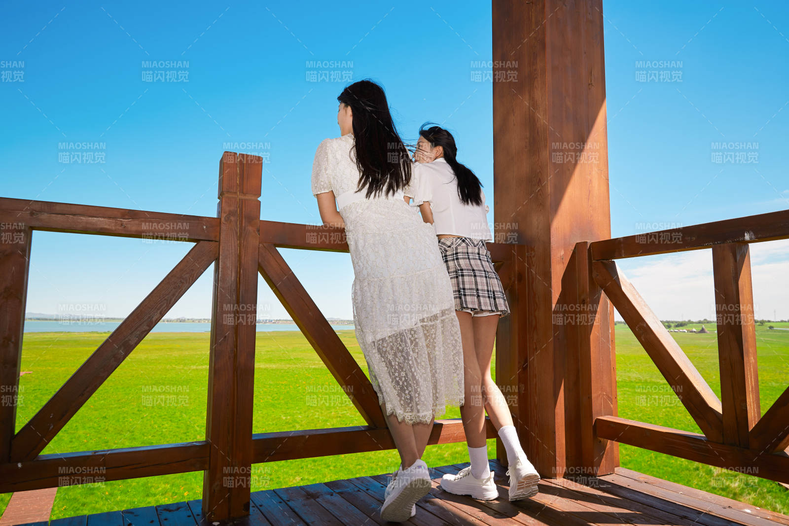 盛夏在草原濕地公園游玩的姑娘