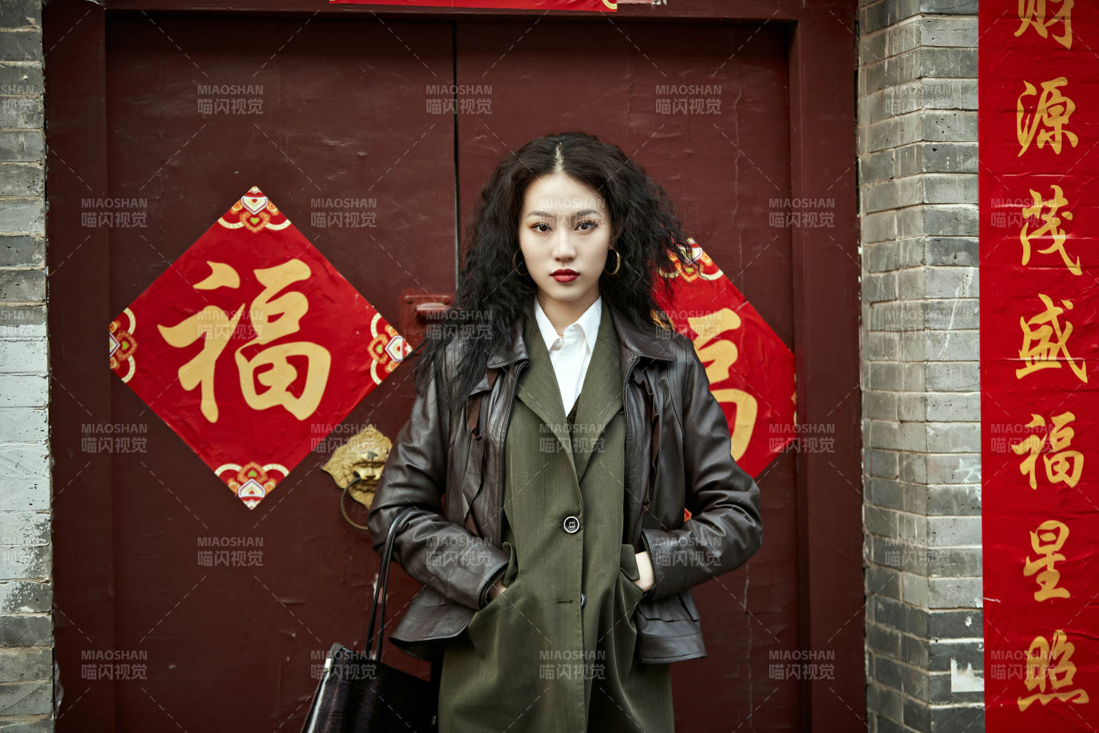 老舊城區里穿著復古港風的美麗清純少女