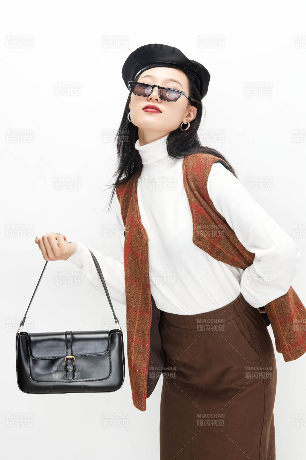 身穿復古服裝的亞洲少女人像