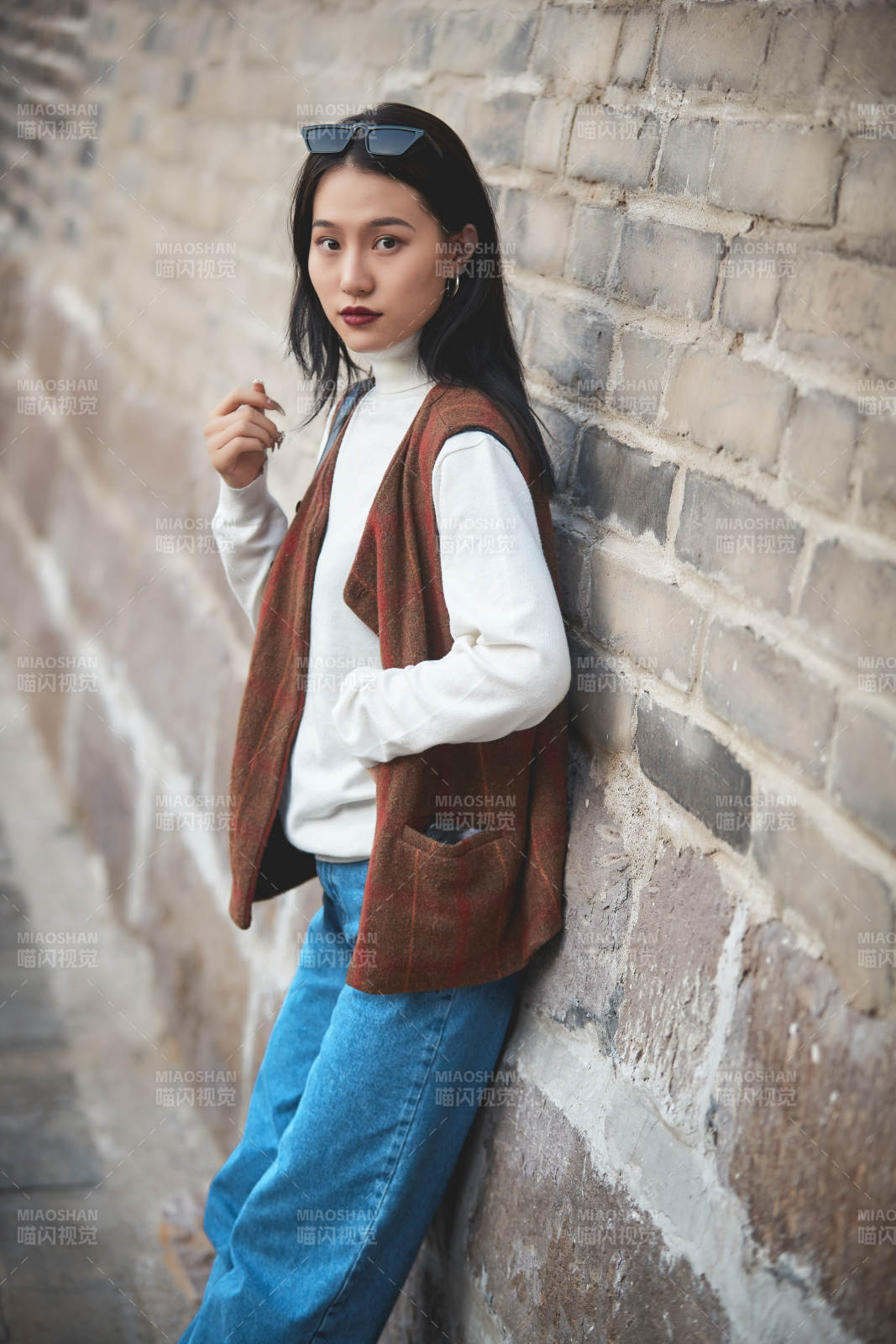 老舊城區(qū)里穿著復(fù)古港風(fēng)的美麗清純少女