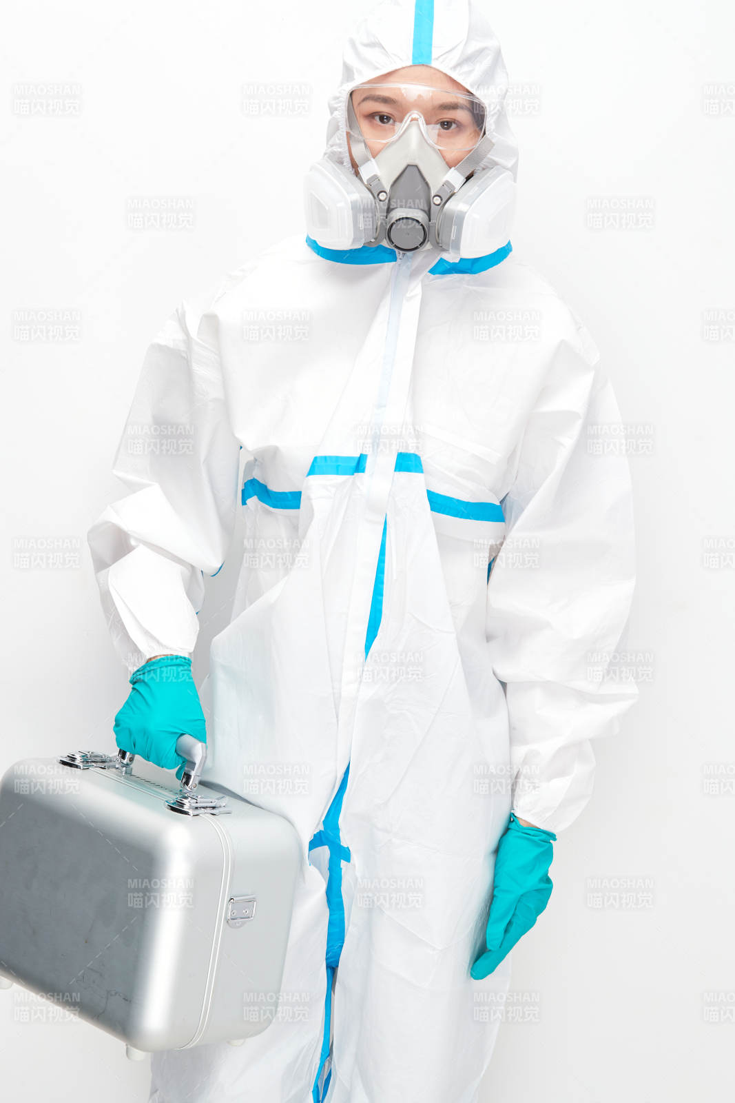 穿白色防護(hù)服佩戴護(hù)目鏡口罩的女性醫(yī)療人員