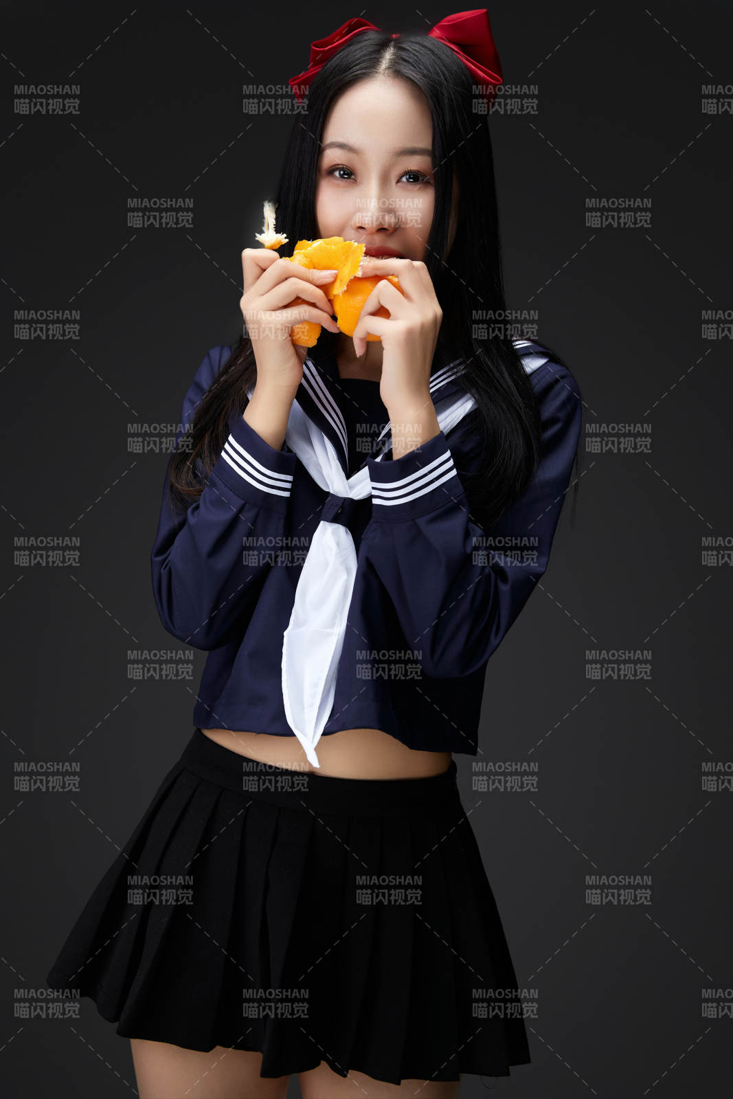 吃水果的亞洲東方長發少女