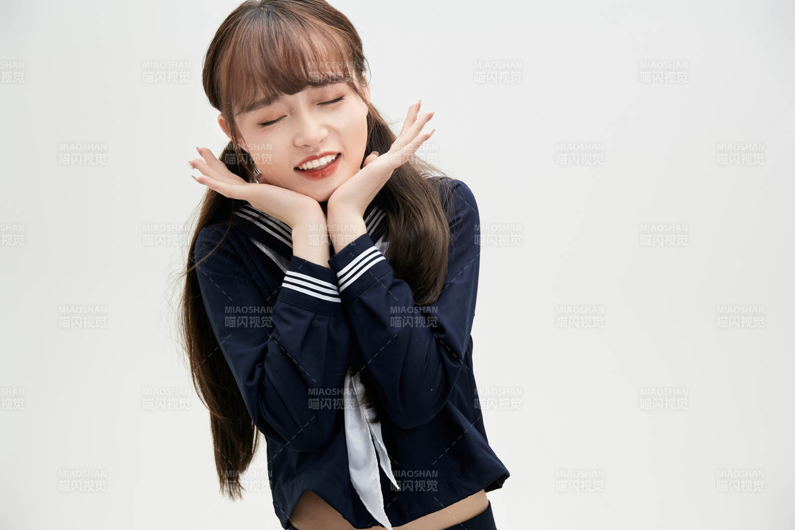 身穿日系高中制服的美麗少女