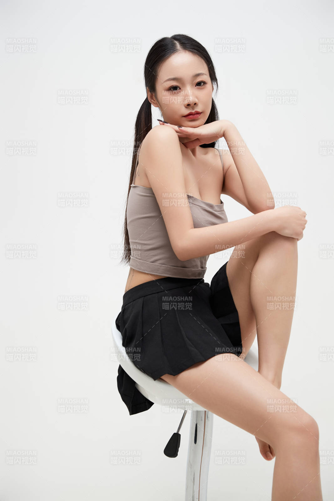 白色背景下的美麗可愛大學生