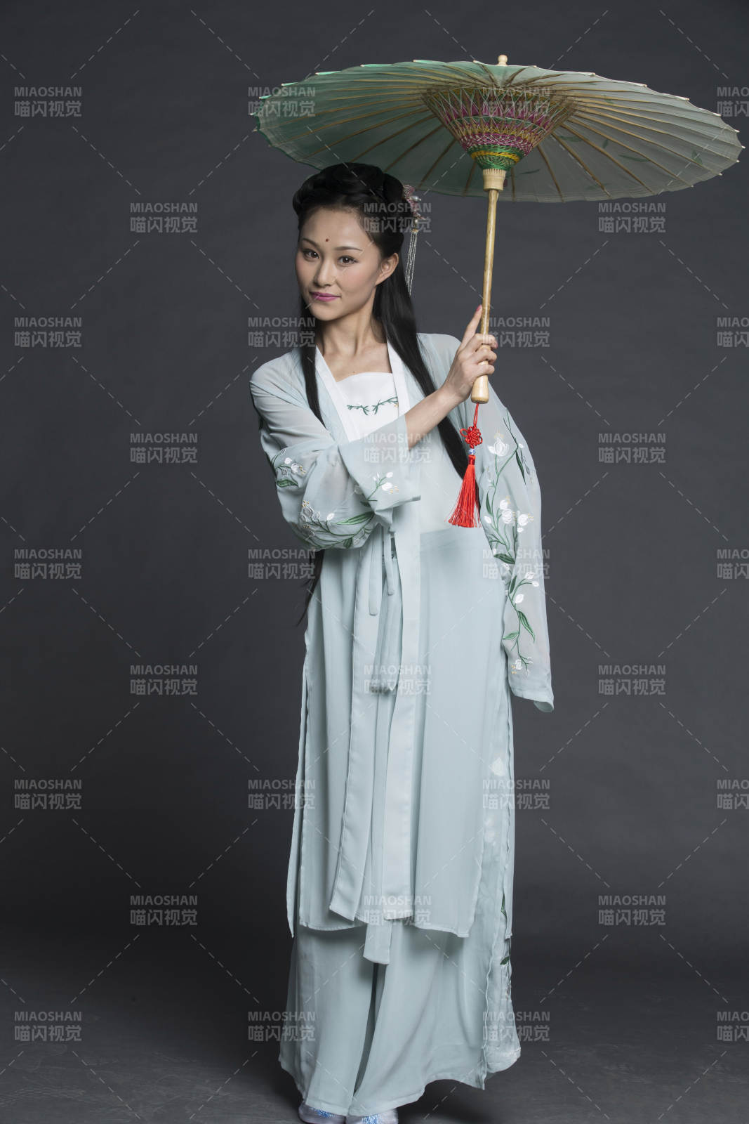 身穿古裝的漢服女性人像漢服影棚拍攝