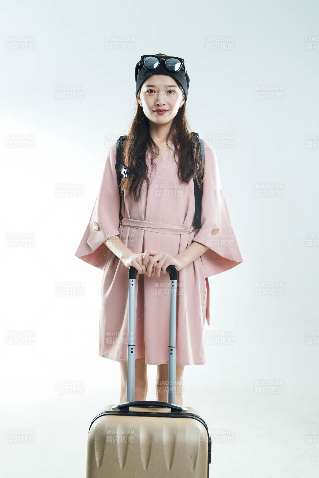 白色背景下準備出發(fā)旅行的美麗東方女大學生