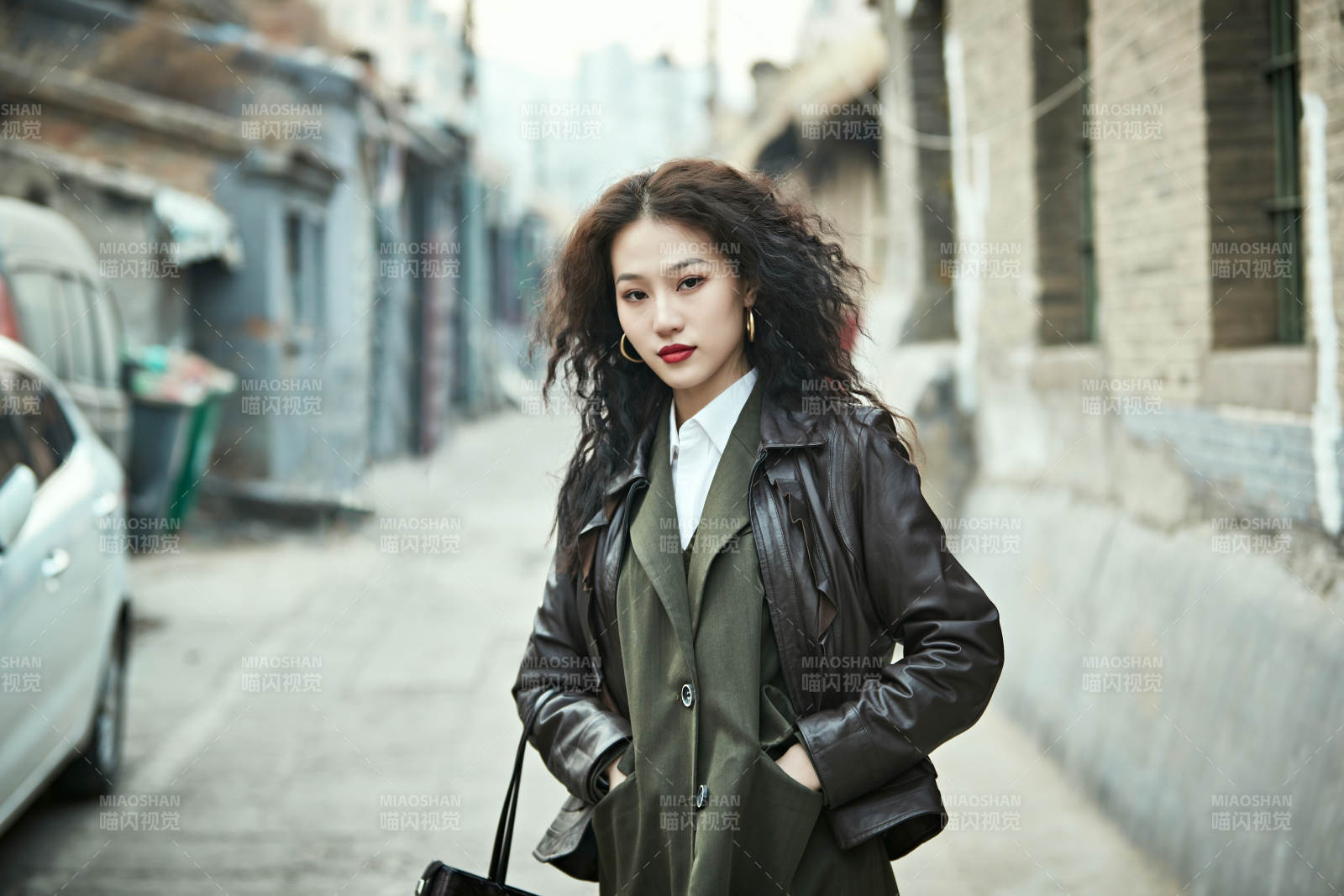 老舊城區里穿著復古港風的美麗清純少女